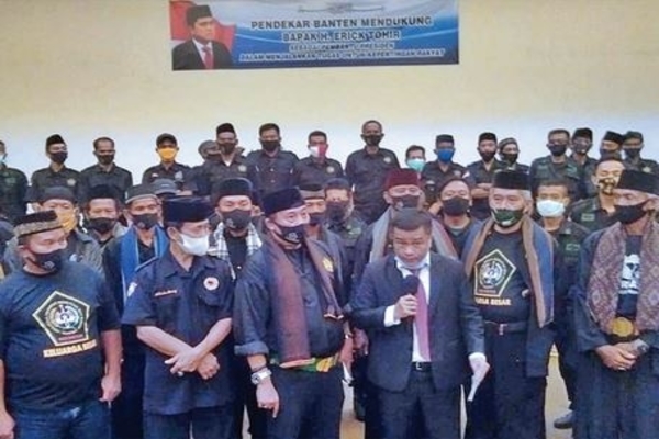 Ratusan pendekar Banten membacakan dukungan kepada Menteri BUMN Erick Thohir di Hotel Horison Ratu, Serang, Banten, kemarin.