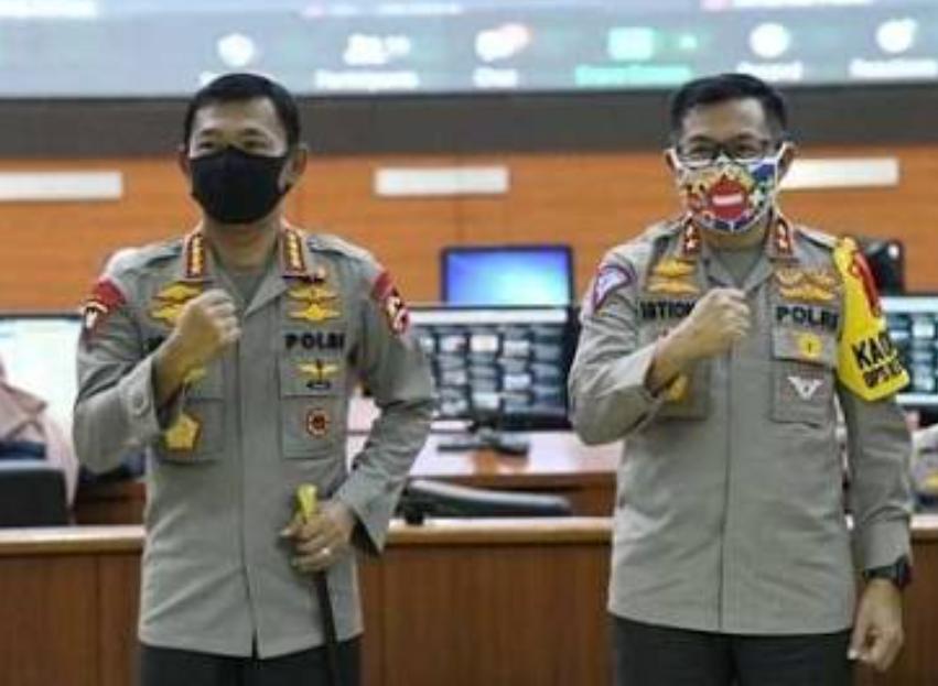 Kapolri Jend Pol Idham Azis (kiri) didampingi Kakorlantas Polri Irjen Pol Isitiono pada acara di NTMC Polri.