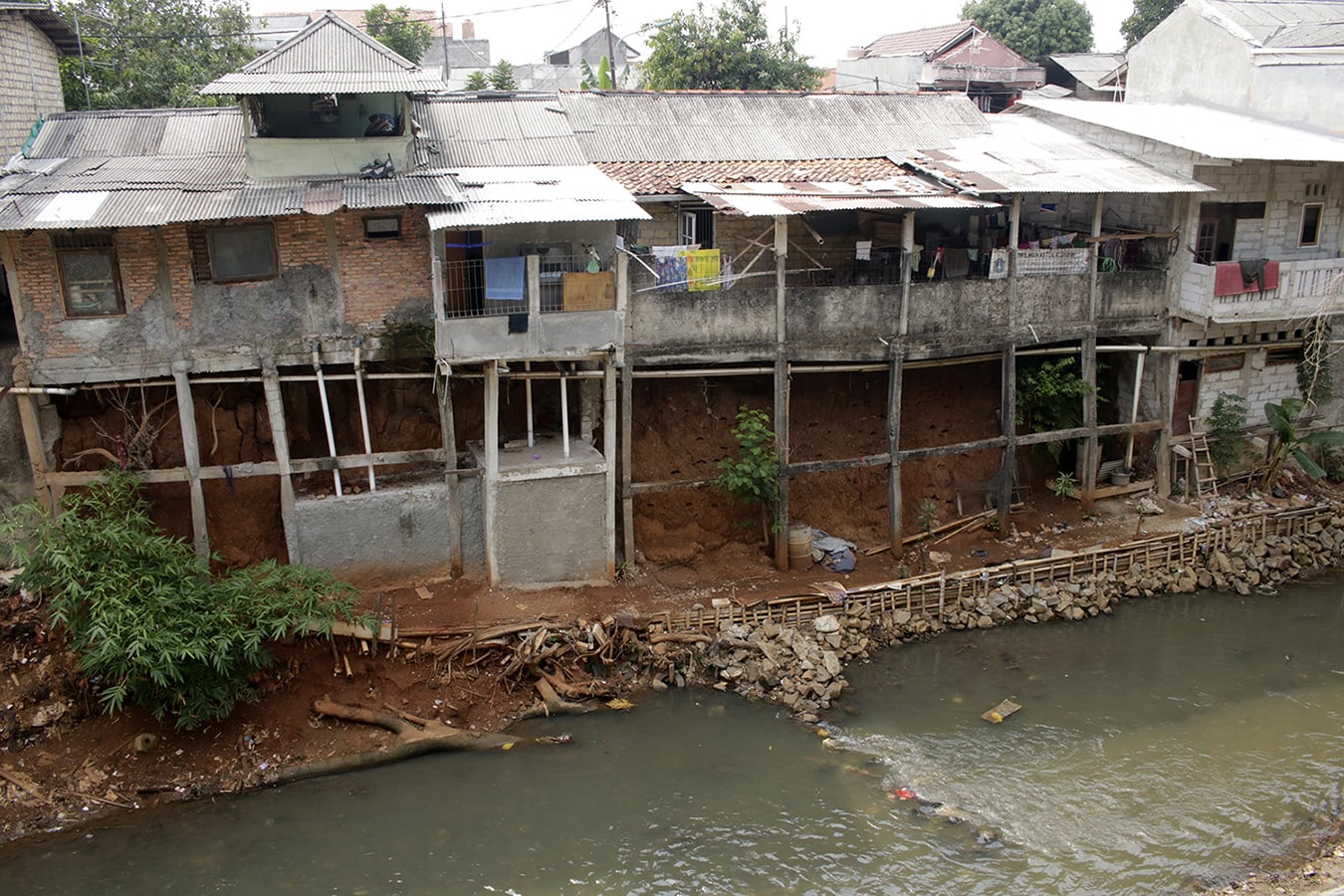 Ilustrasi: Bangunan di bantaran kali