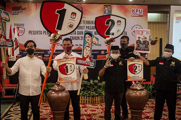 Calon Wali Kota dan Wakil, Gibran Rakabuming Raka (kiri)-Teguh Prakosa (kedua kiri) dan Bagyo Wahyono (kedua kanan)-FX. Supardjo (kanan).