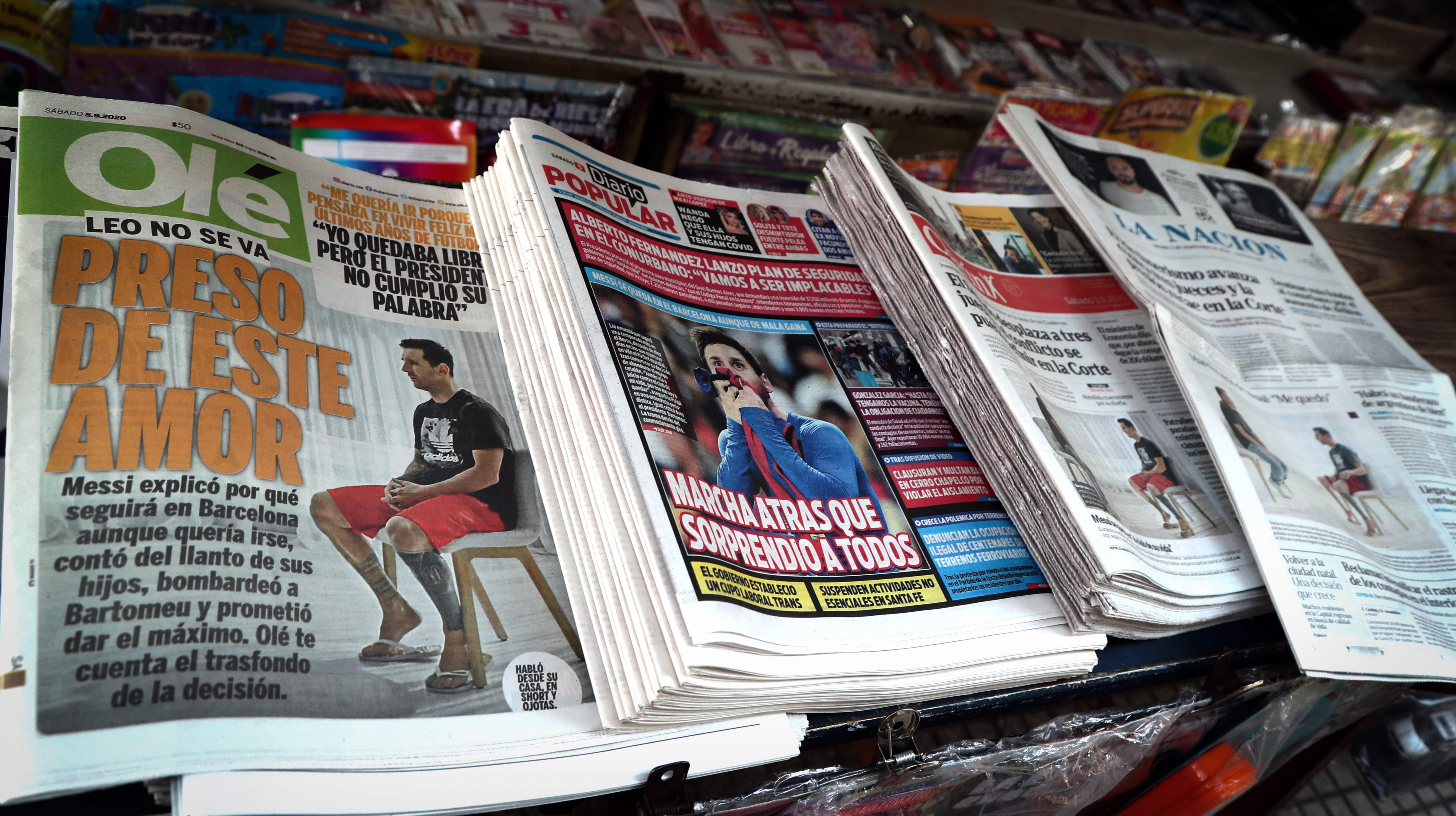 Halaman depan surat kabar di Buenos Aires menampilkan berita mengenai Lionel Messi.