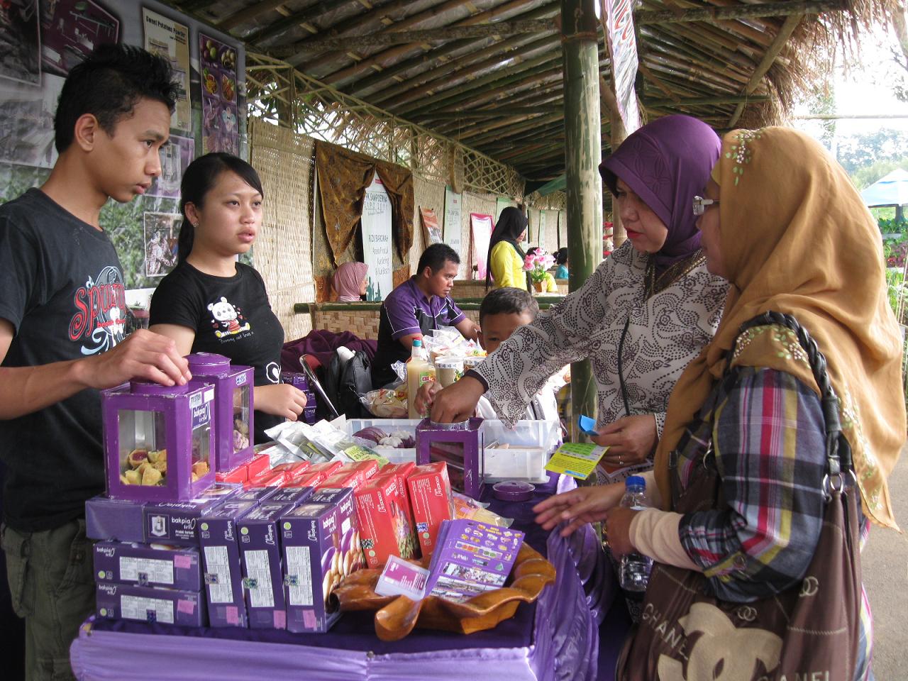 Warga sedang mengunjungi stand usaha mikro kecil menengah (UMKM) binaan pusat pelatihan kewirausahaan (PPK) Sampoerna 