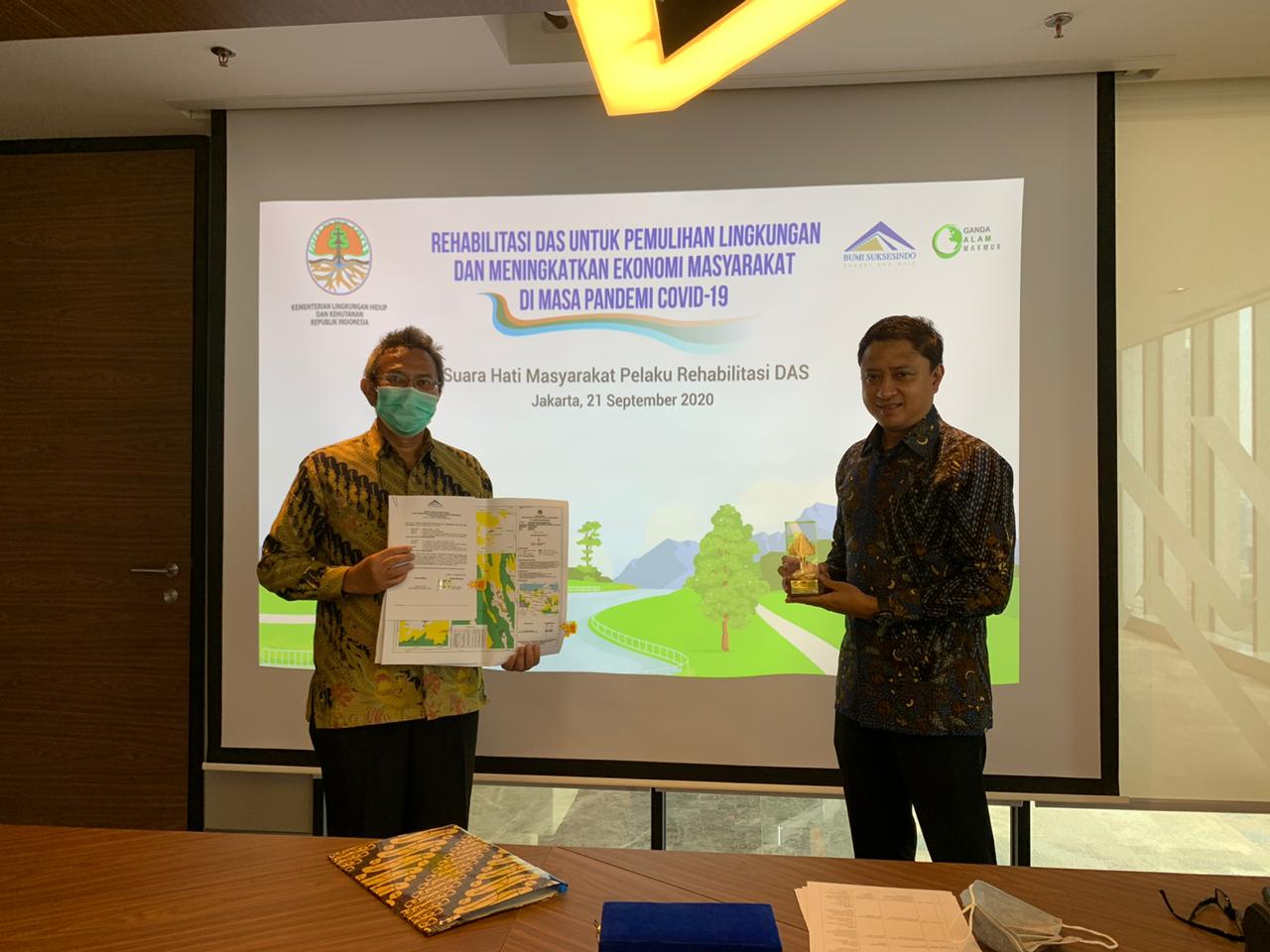 Serah terima lahan kompensasi PT Bumi Suksesindo kepada Menteri Lingkungan Hidup dan Kehutanan Siti Nurbaya Bakar di Bondowoso, kemarin.