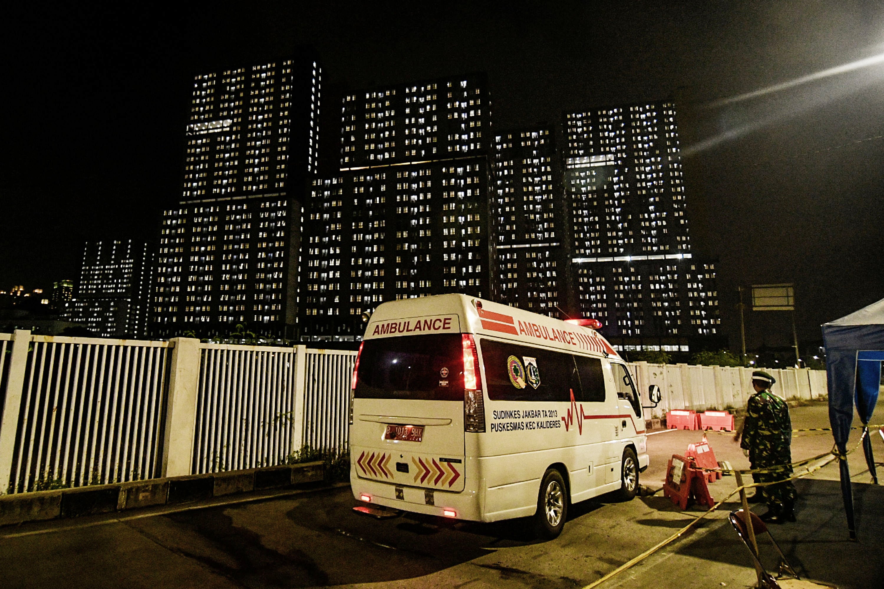 RS DARURAT : Ambulans membawa pasien covid-19 memasuki area Rumah Sakit Darurat Wisma Atlet, Kemayoran, Jakarta.