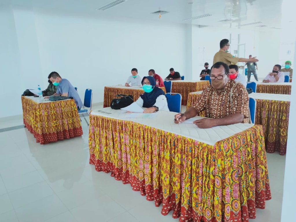 Dua Paslon Pilkada Kabupaten Kaimana menjalani swab test di Sorong, Papua Barat.