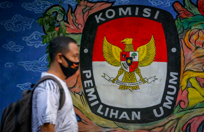 Warga melintasi mural bertema pemilihan umum di Kota Tangerang, Banten, Kamis (7/5/2020).  