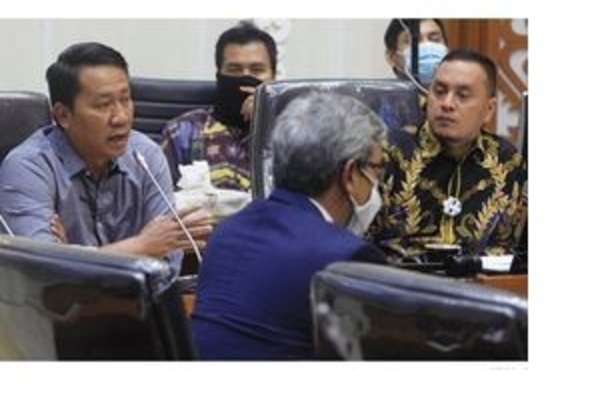 Ketua Badan Legislasi DPR RI (Baleg) Supratman Andi Agtas (kiri) dengan didampingi Wakil Ketua Willy Aditya (kanan) 