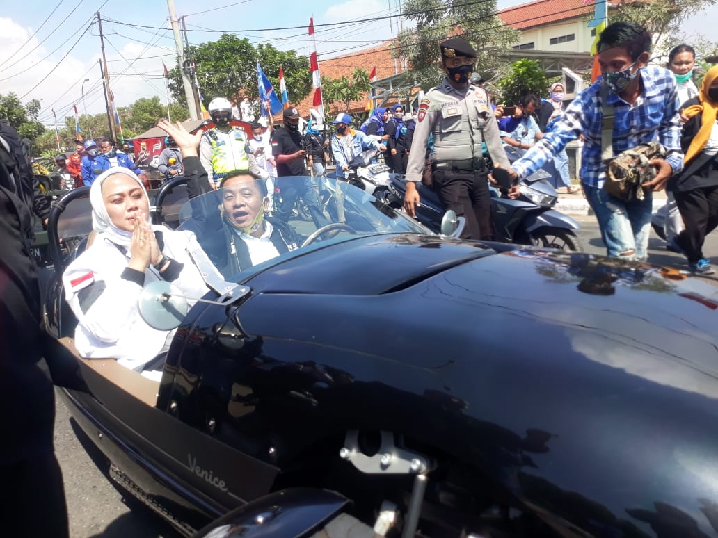 Bakal Calon Bupati-Wakil Bupati Karawang Cellica Nurrachadiana-Aep Syaepuloh datang menggunakan kendaraan ke KPU Karawang.