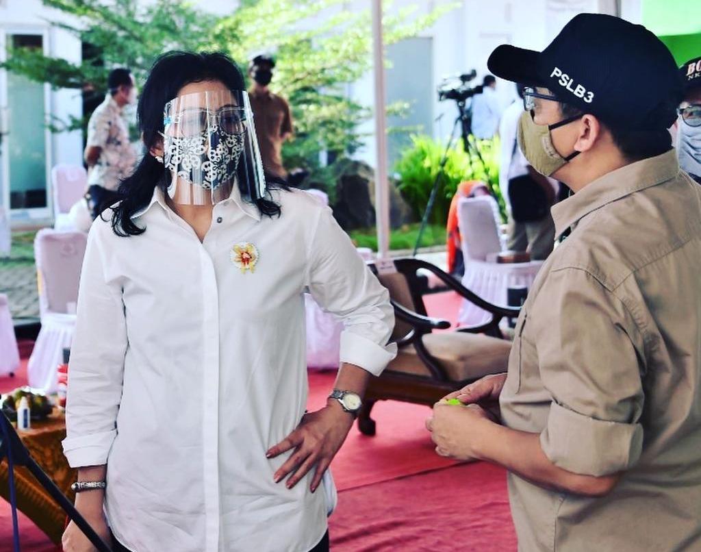 Dirjen Pengelolaan Sampah Limbah dan B3 (PSLB3), Kementerian Lingkungan Hidup dan Kehutanan (KLHK), Rosa Vivien Ratnawati (kiri).