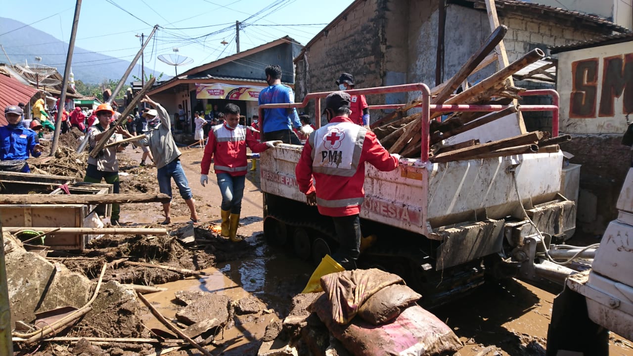 PMI mengerahkan satu unit mobil hugglund di Kampung Cibuntu, Desa Pasawahan, Kecamatan Cicurug, Kabupaten Sukabumi, Jabar.