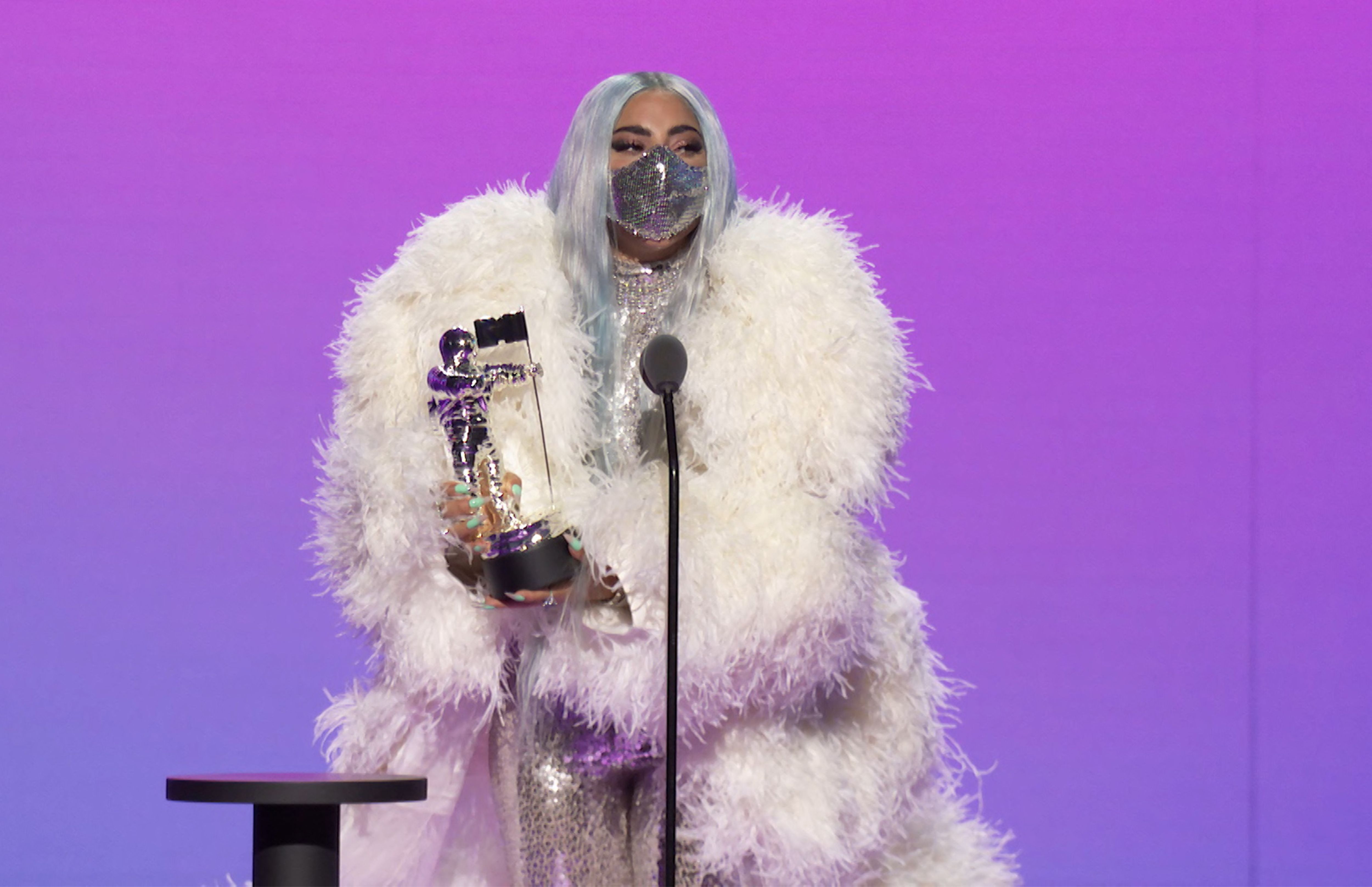 Lady Gaga mengenakan masker buatan Indonesia kala menerima penghargaan Artist of the Year MTV VMA.