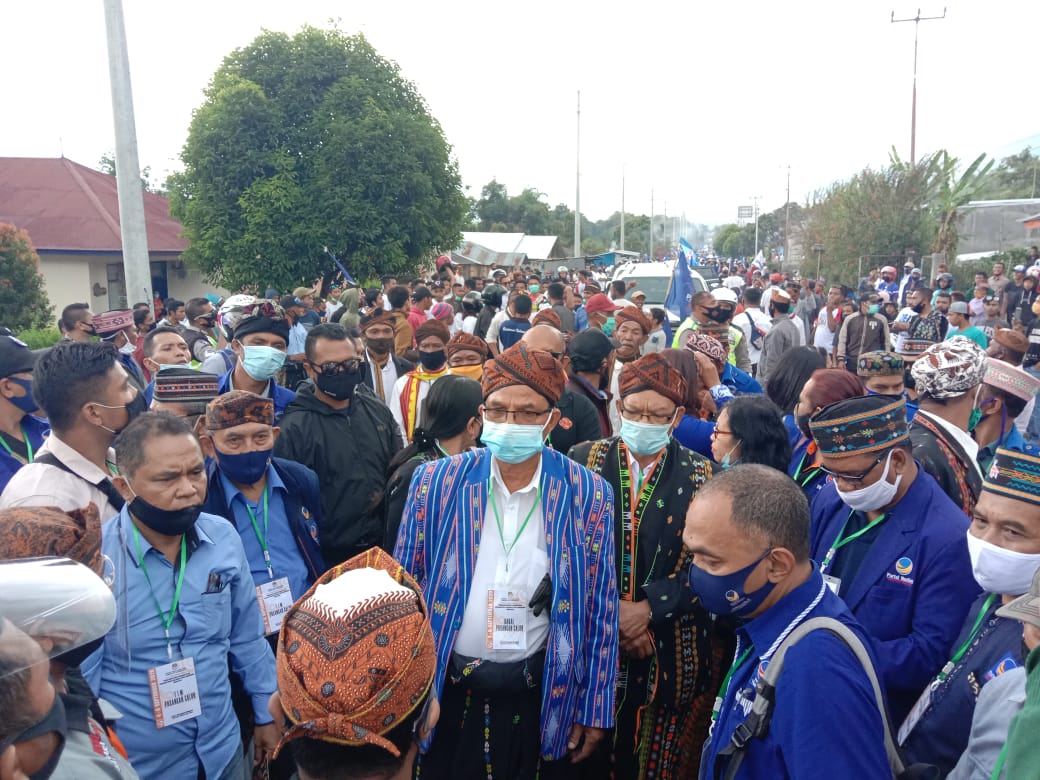Lautan massa memenuhi jalan raya di kota Ruteng saat pendaftaran paslon Deno-Madur di KPU Manggarai, Minggu (6/9).