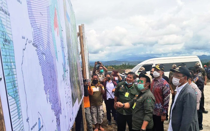 Mentan Syahrul Yasin Limpo (kacamata) mengamati blue print Food Estate di Humbahas bersama Bupati Dosmar Banjarnahor (kanan) 