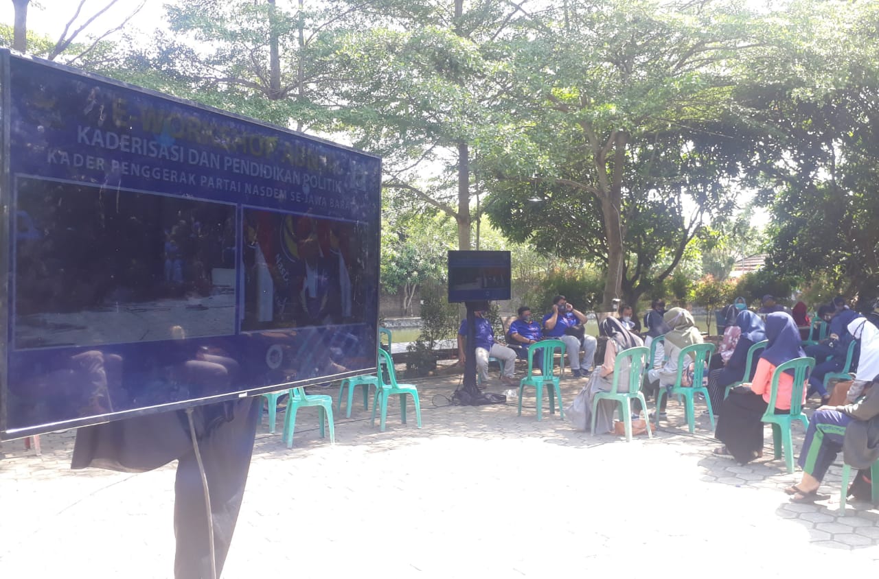 DPD Partai NasDem Karawang, Jawa Barat ajak kader milineal nonton bareng  E-Workshop ABN II NasDem di Pisangsambo, Tirtajaya, Karawang.