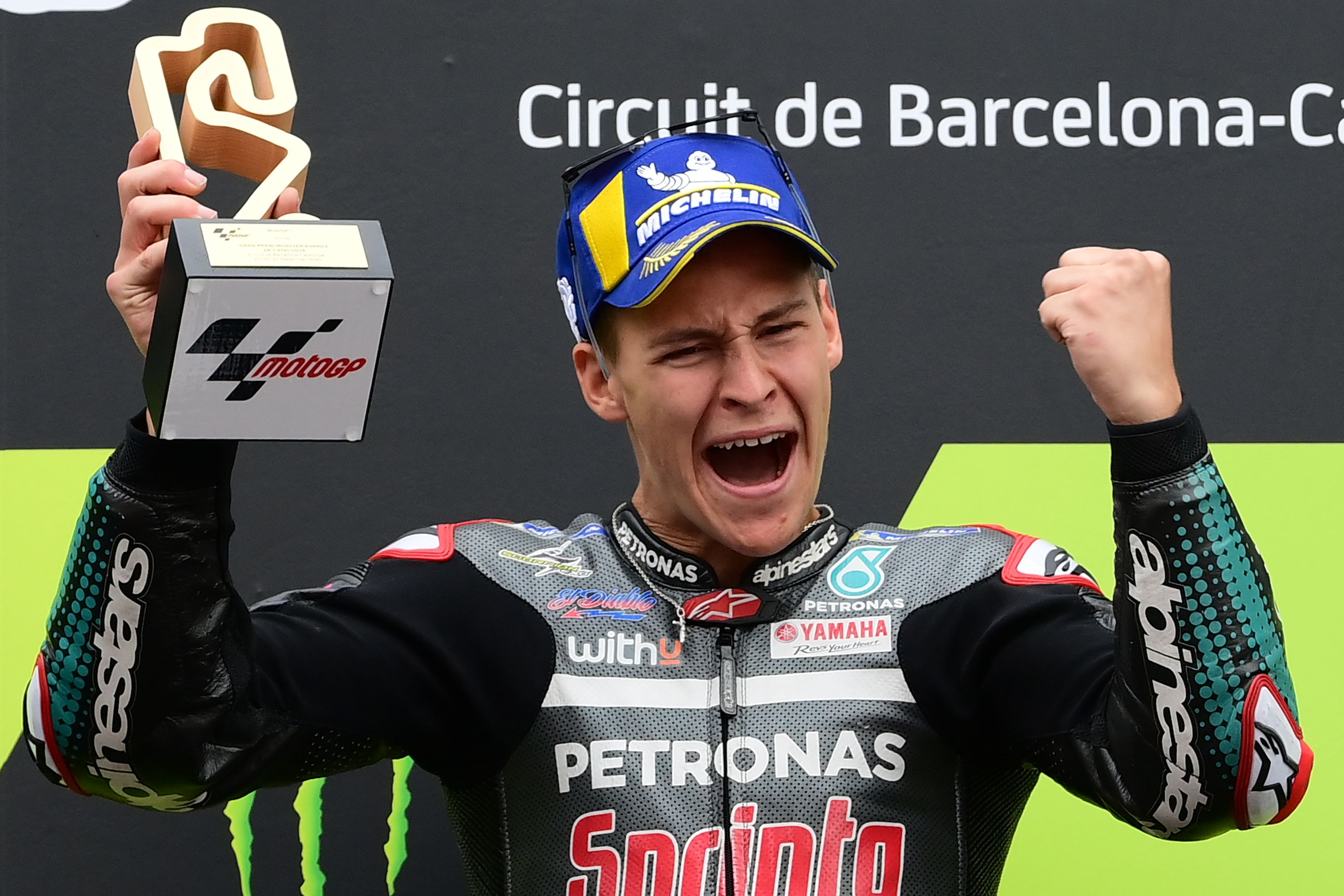 Fabio Quartararo merayakan kemenangannya di GP Catalunya