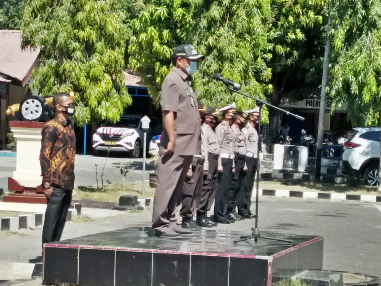 Wakil Bupati Sikka Romanus Woga menjadi inspektur upacara dalam acara pembagian masker di Polres Sikka, Kamis (10/9)