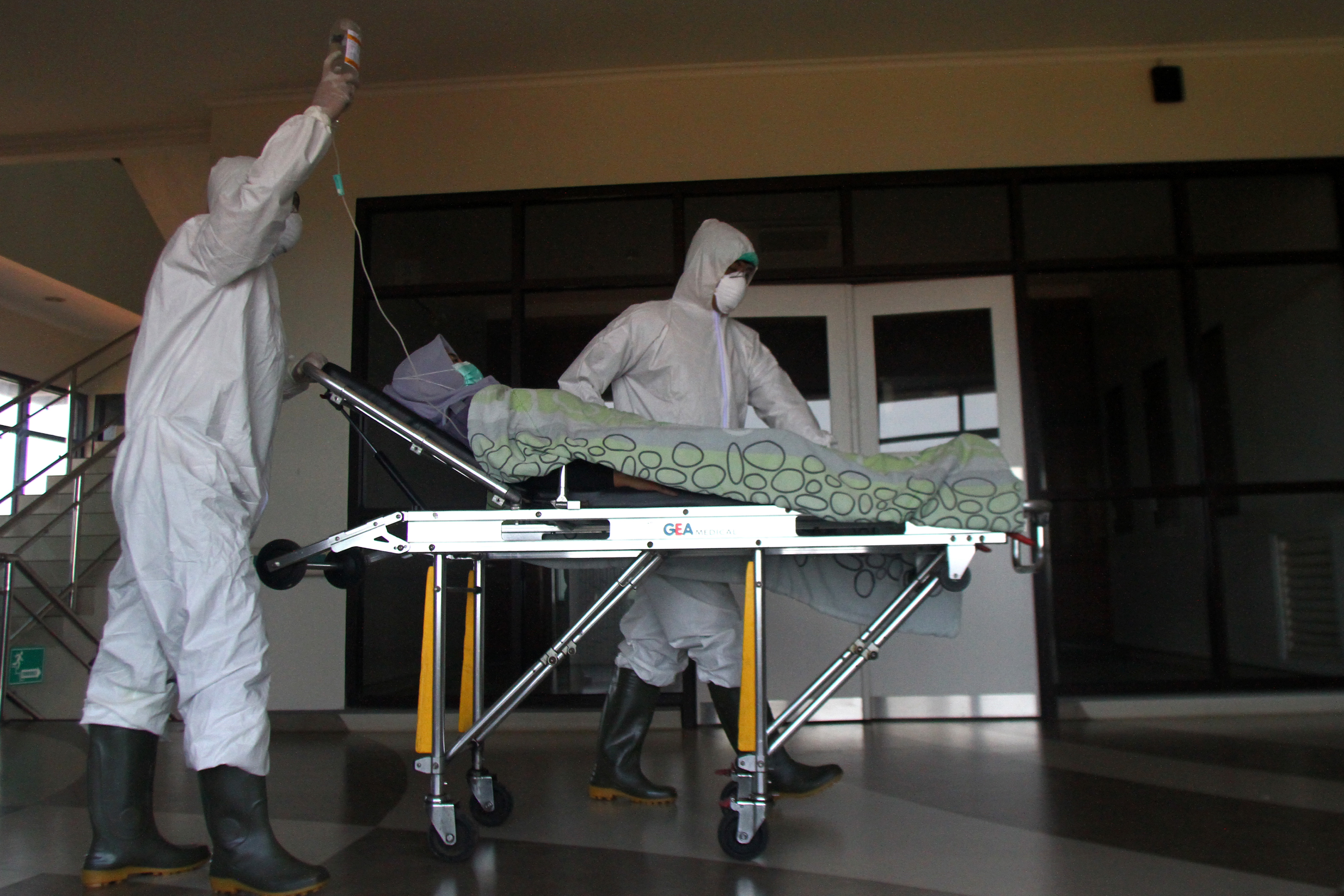 Pasien Covid-19 tengah ditanggani rumah sakit rujukan Covid-19 di Malang, Jawa Timur.