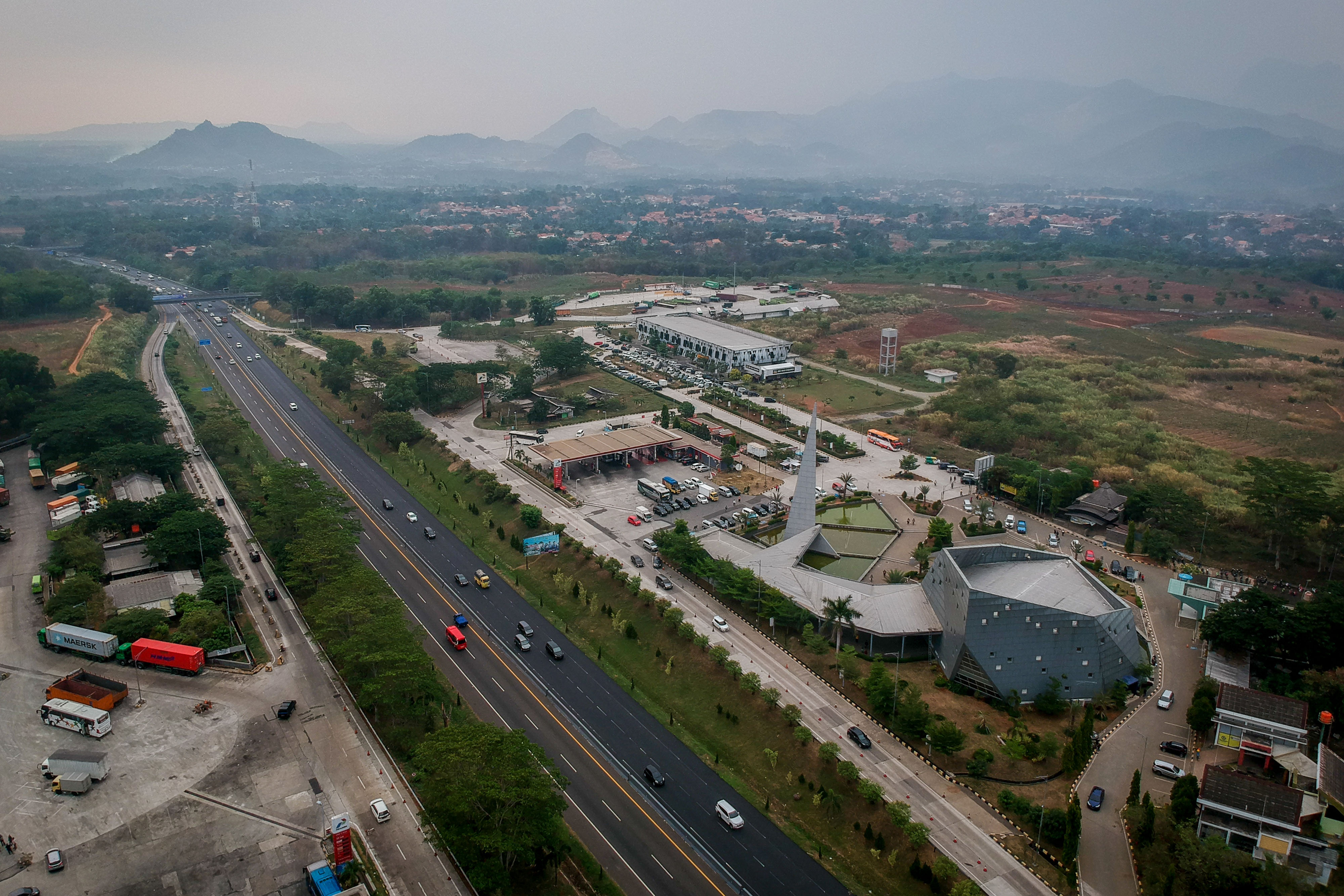 Foto udara kendaraan yang melintas di kilometer 88 Jalan Tol Cipularang, Kabupaten Purwakarta, Jawa Barat