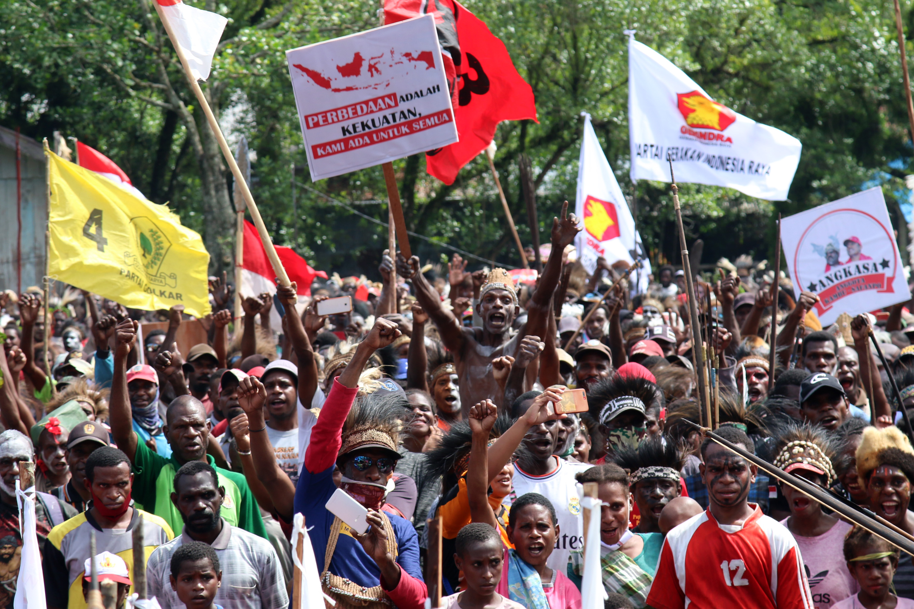 Pendukung bakal pasangan calon Bupati dan Wakil Bupati Asmat yang tidak mematuhi protokol kesehatan.