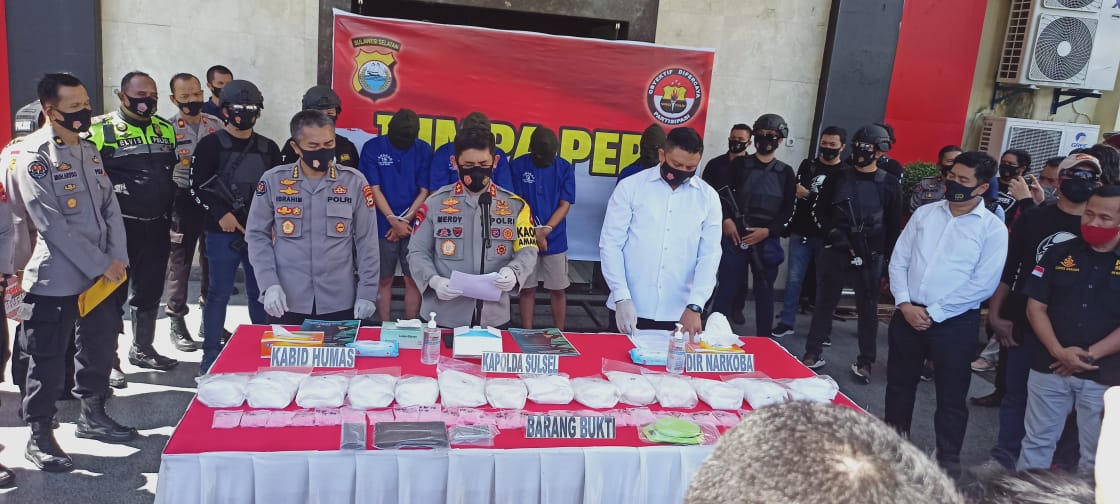 Polda Sulsel menyita 13 kilogram sabu dan ribuan butir ekstasi dari sindikat narkotika.