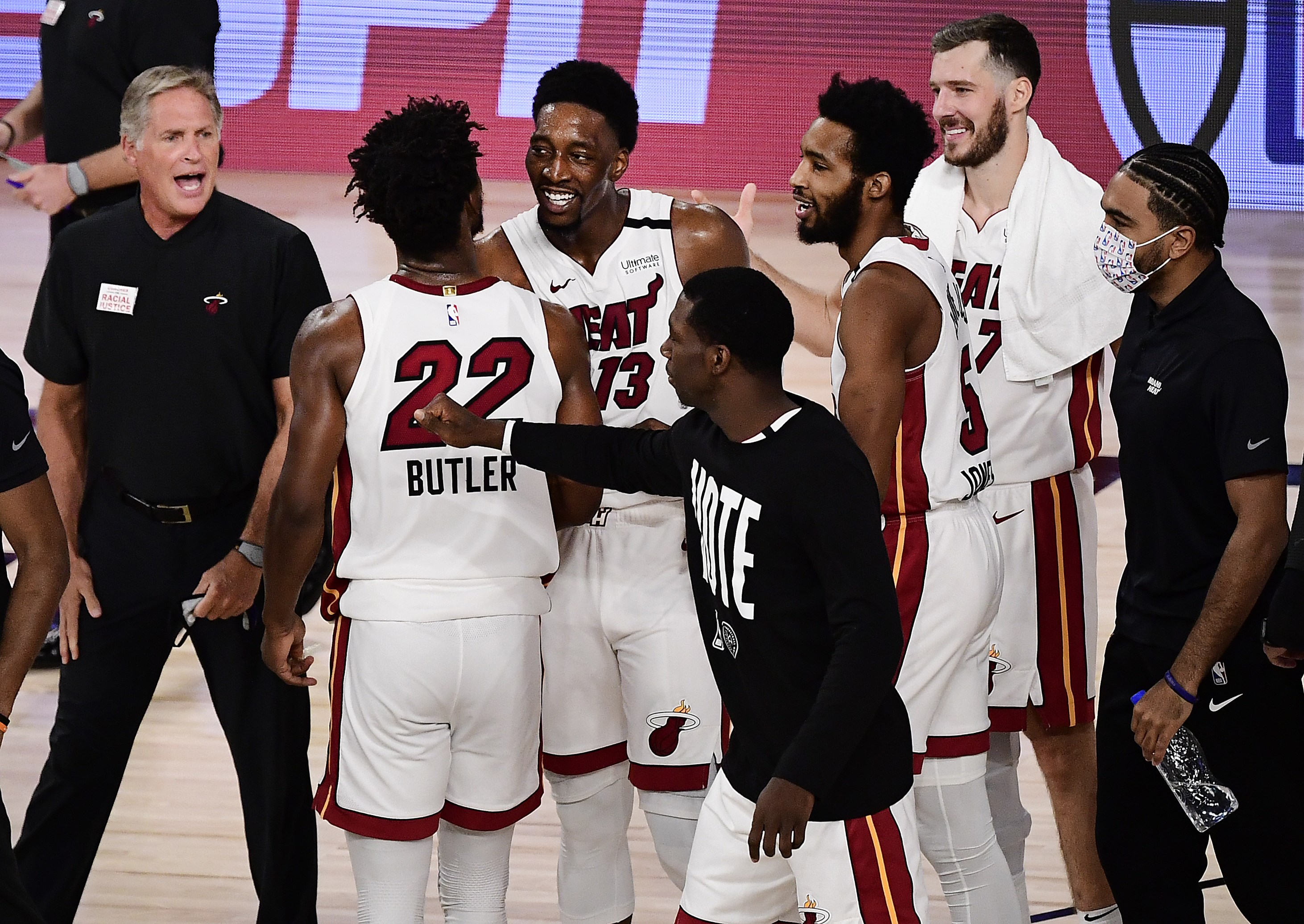 Para pemain Miami Heat merayakan kemenangan mereka atas Boston Celtics di laga Gim 1 Final Wilayah Timur Playoff NBA.