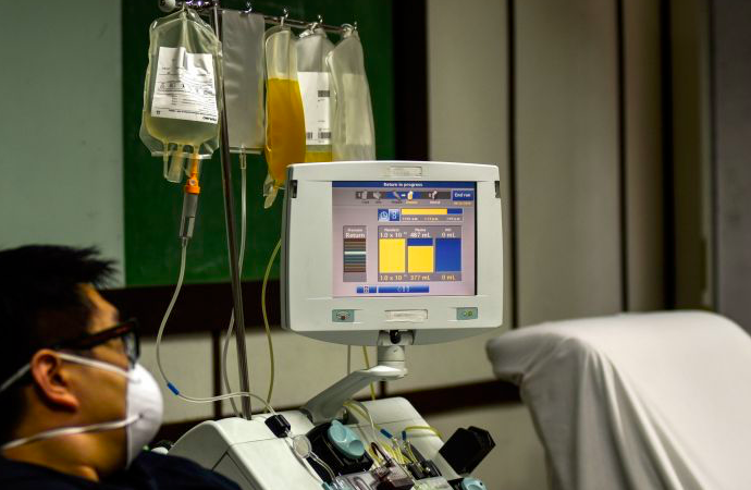 Seorang pasien yang telah sembuh dari covid-19 tengah mendonorkan plasma darahnya di sebuah rumah sakit di Manila, Filipina, Rabu (22/4). 