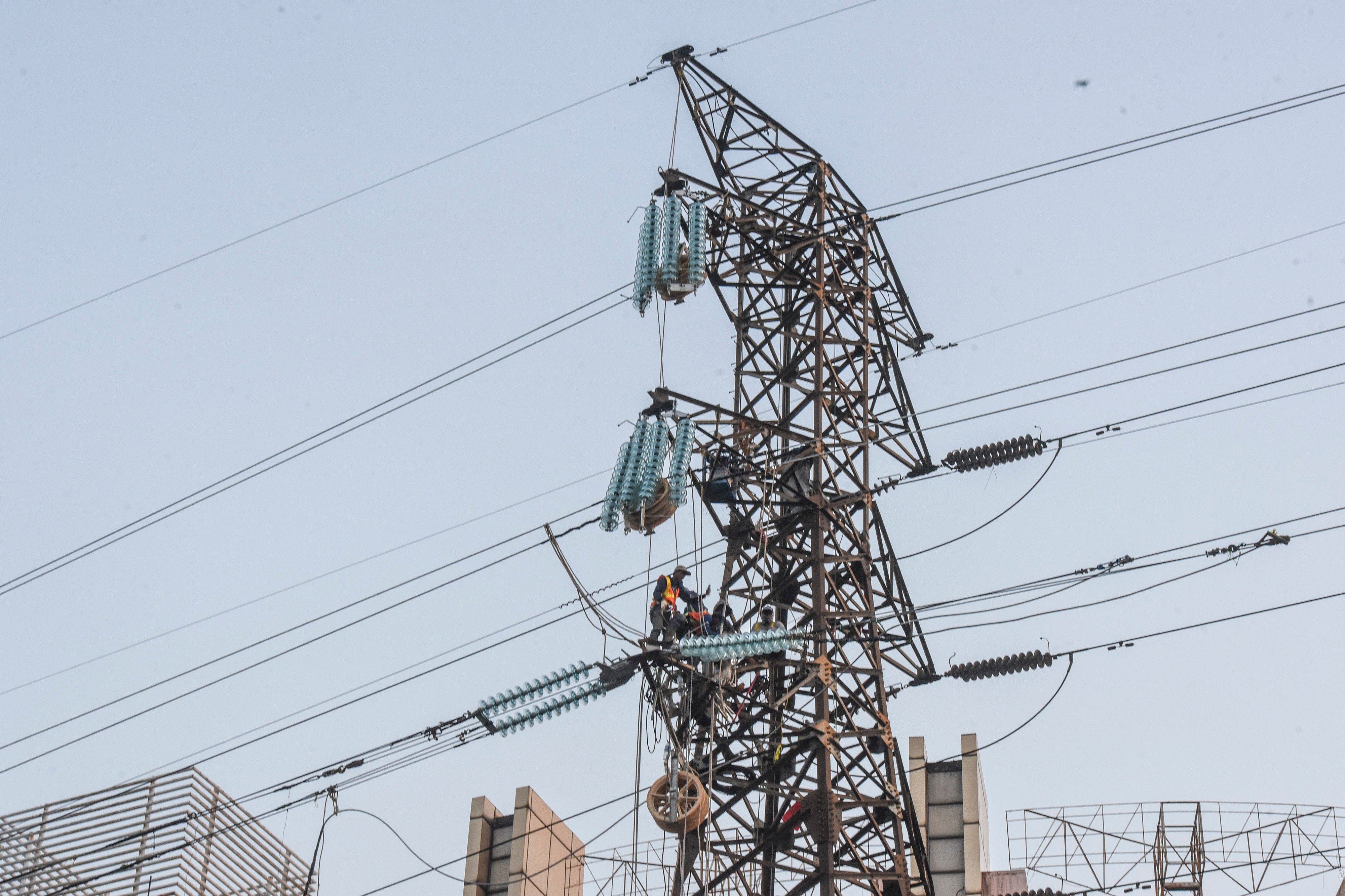 Pekerja melakukan perawatan jaringan listrik