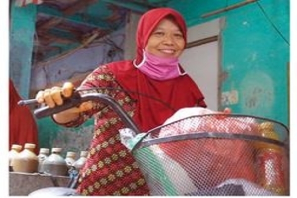 Narsih, pedagang jamu keliling yang mendapat uang Bantuan Presiden Produktif Usaha Mikro (Banpres PUM) sebesar Rp2,4 juta.