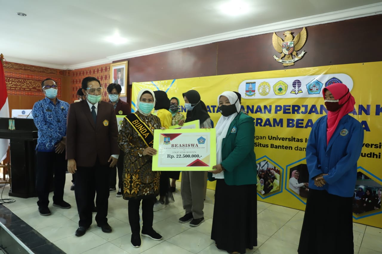 Bupati Serang Ratu Tatu Chasanah menyerahkan beasiswa atau kuliah gratis kepada para guru PAUD di Serang.