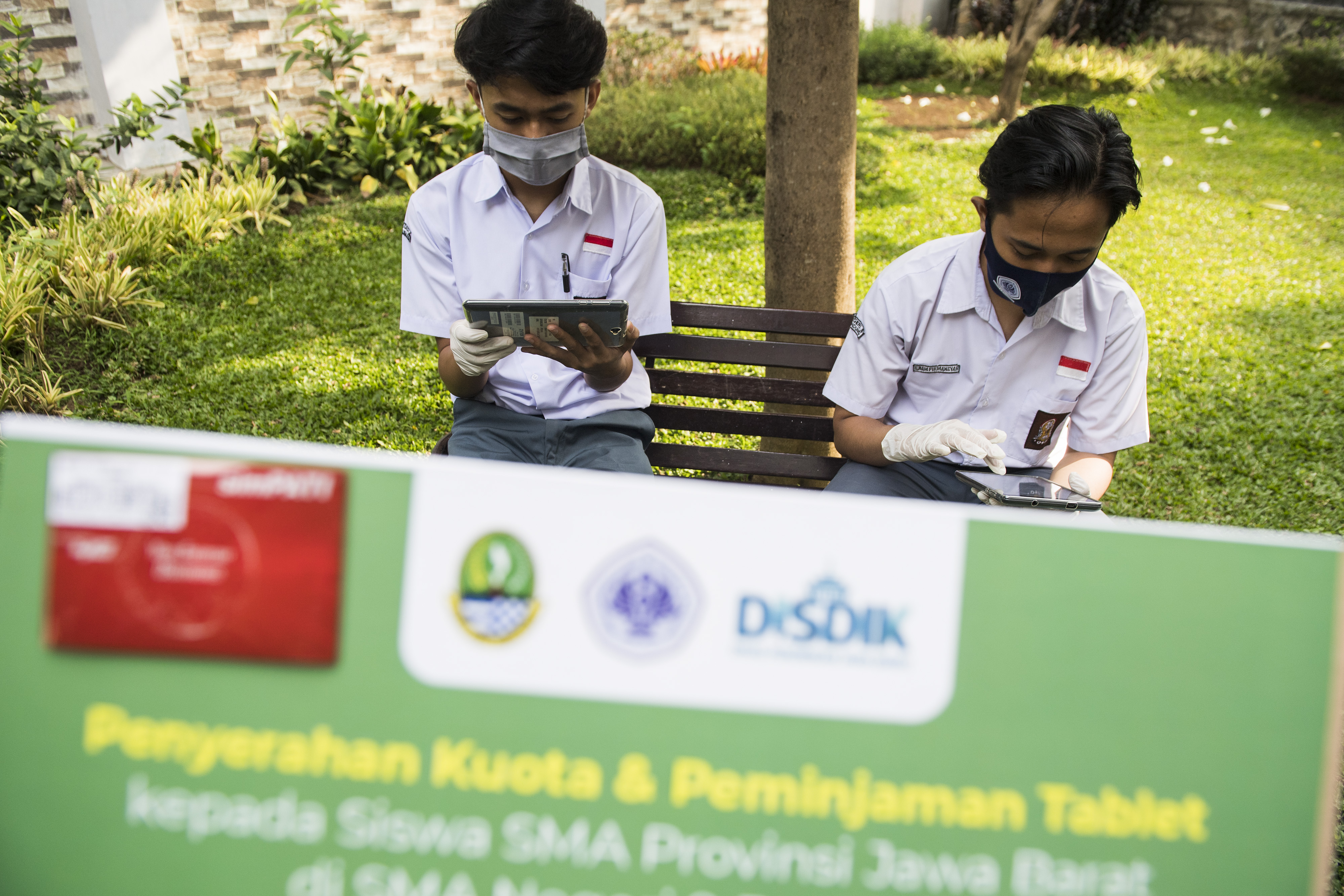 Sejumlah siswa belajar daring dengan menggunakan gawai tablet seusai menerima bantuan kuota internet di SMAN 9 Bandung, Senin (3/9).