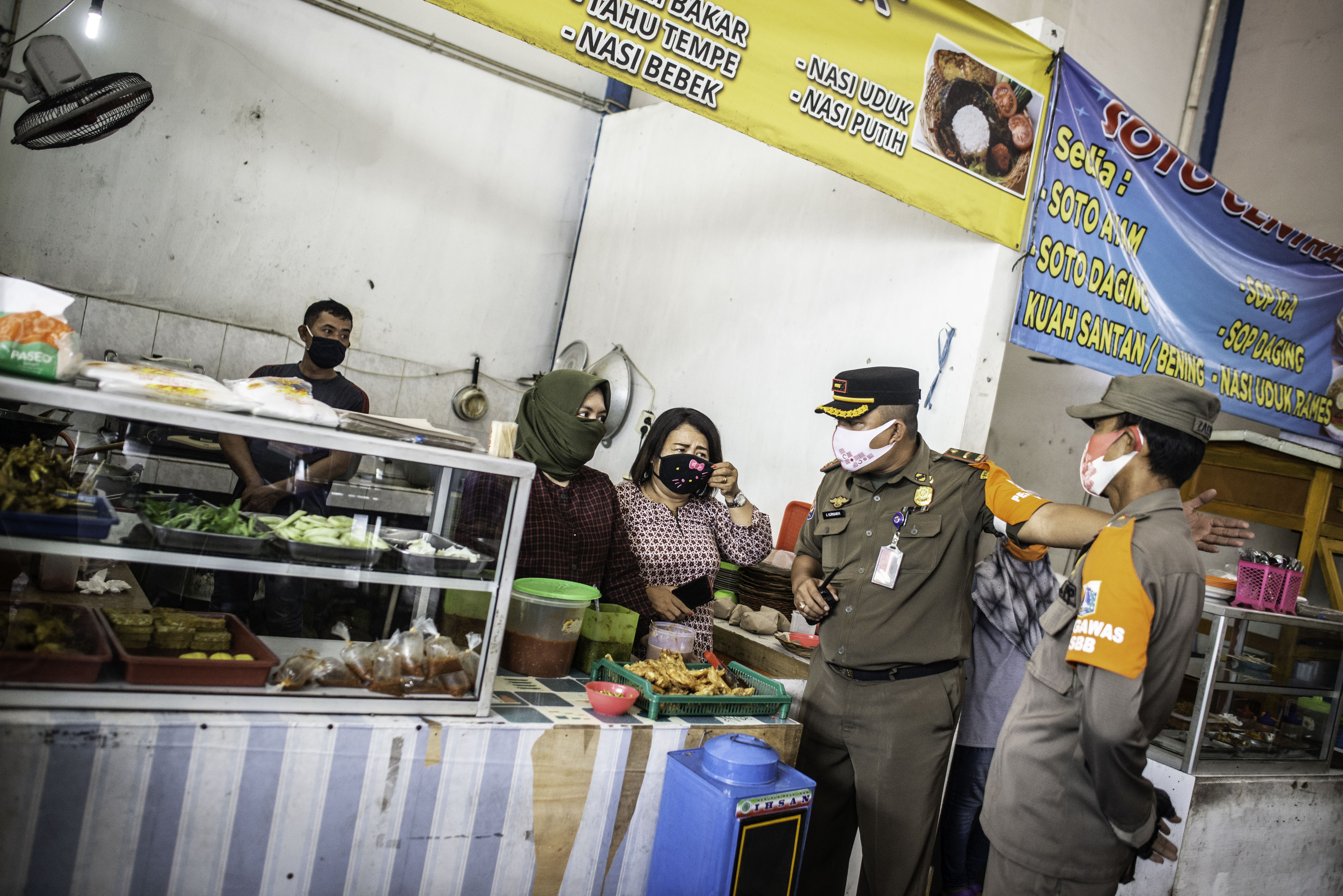 Satpol PP menertibkan rumah makan saat PSBB Jakarta