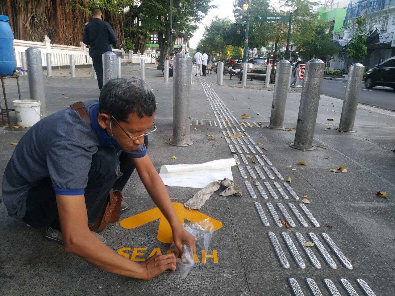 Pemasangan stiker guna membantu pejalan menjaga jarak