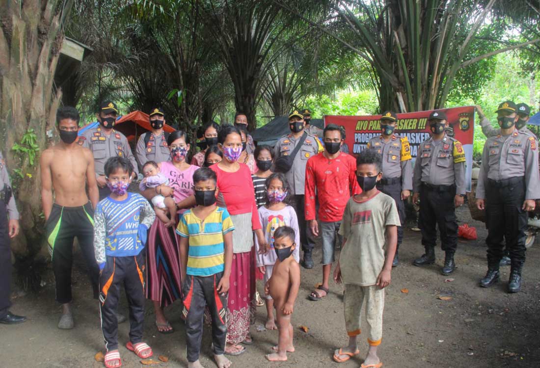 Sejumlah anggota Polri dari Polres Merangin, Jambi, Kamis (10/9), mendatangi sejumlah kelompok Orang Rimba di Jambi