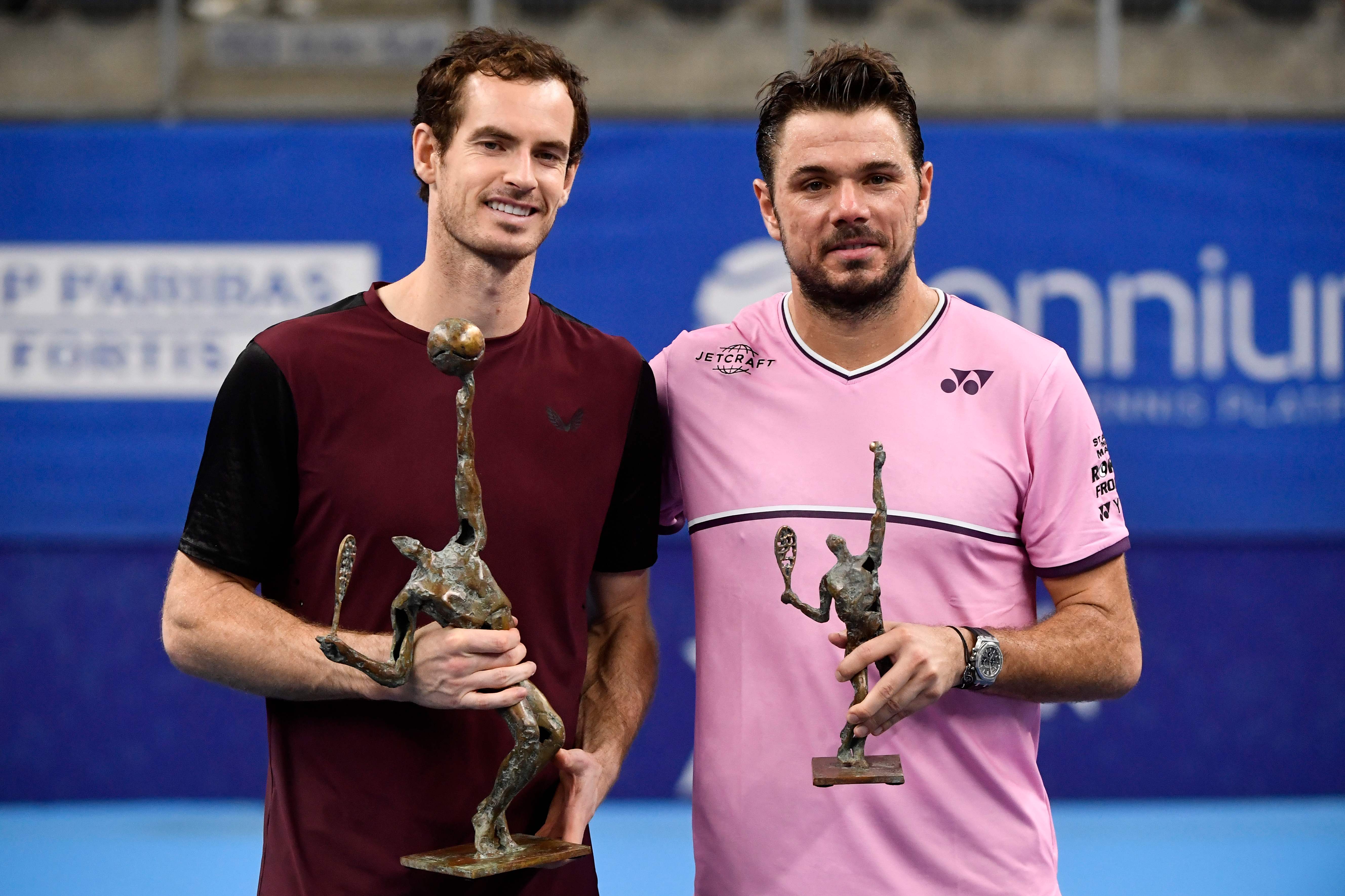 Andy Murray (kiri) dan Stan Wawrinka usai berhadapan di final Eropa Terbuka, 20 Oktober 2019.