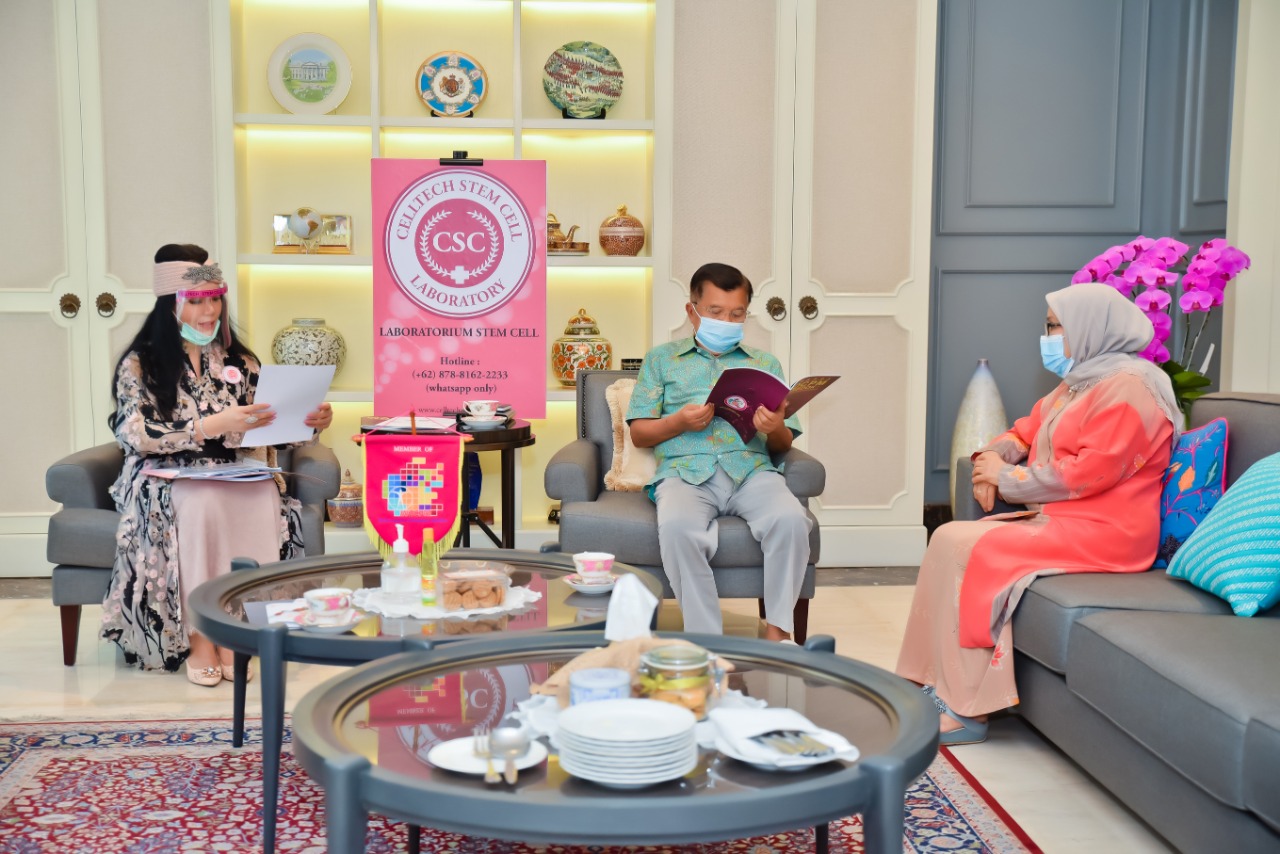 Jusuf Kalla (tengah) bertemu dengan Presiden World Council of Preventive Medicine (WOCPM) Prof. dr. Deby Vinski, MSc, PhD (kiri).