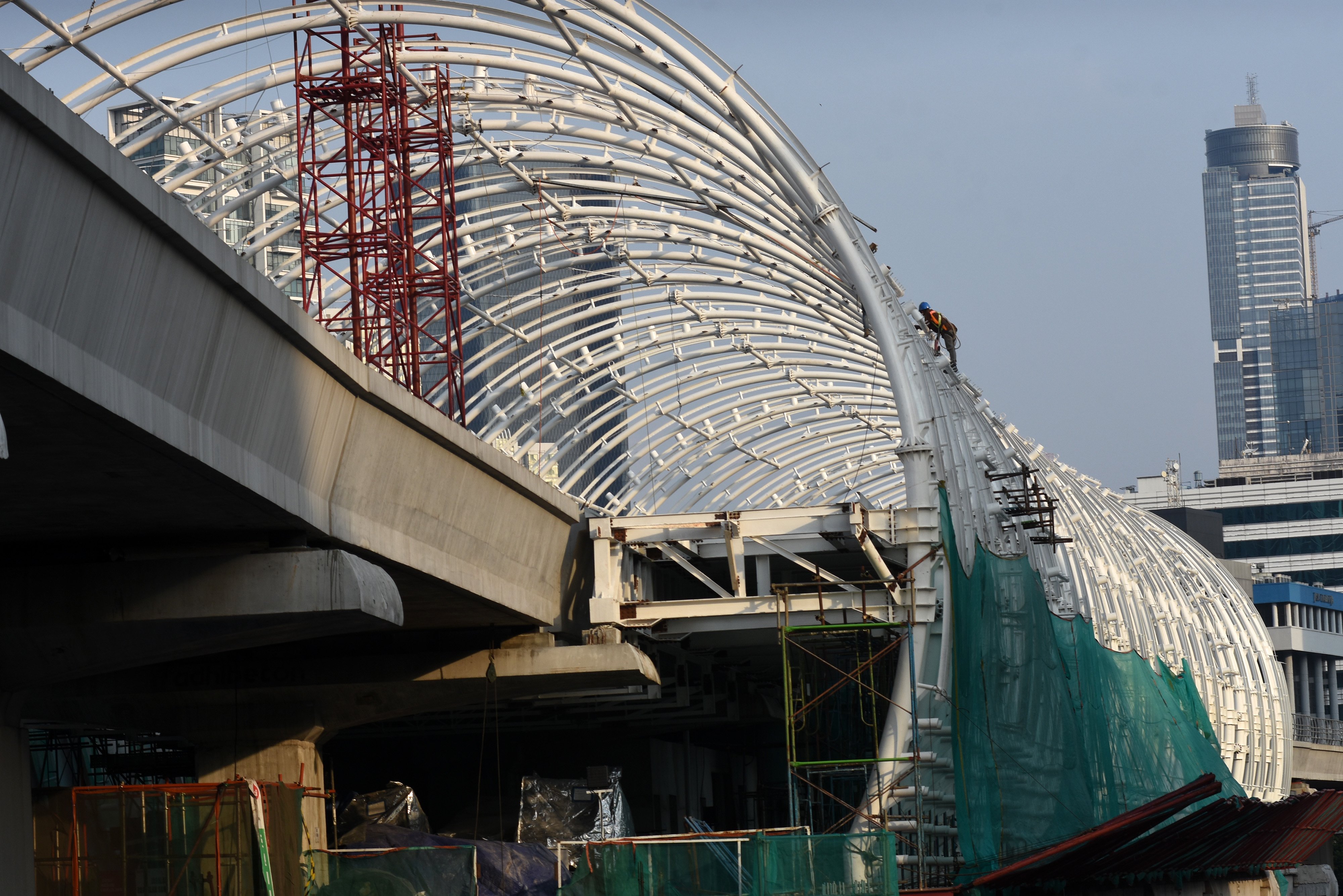 Aktivitas pengerjaan proyek LRT Jabodebek di kawasan Rasuna Said, Jakarta.