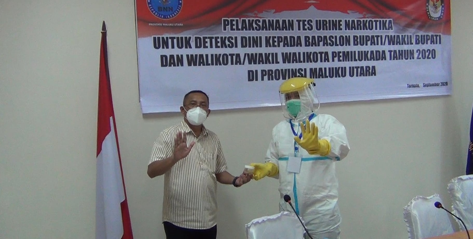 Bakal calon kepala daerah Kota Ternate  M Tauhid Soleman  menjalani tes urine di  kantor BNNP Maluku Utara, Senin (7/9/2020)