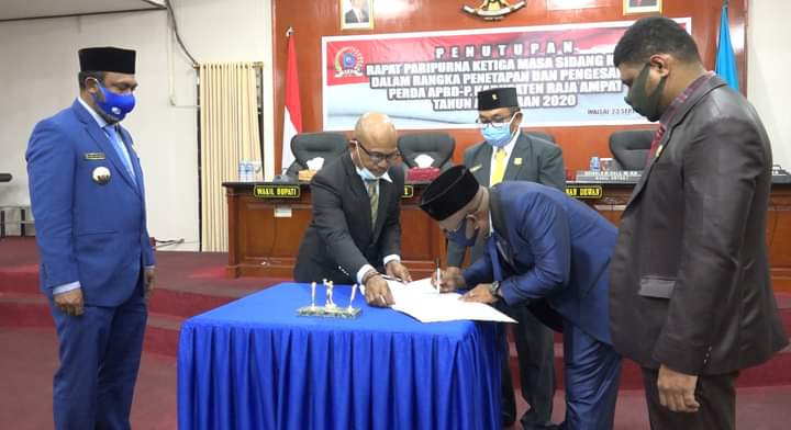  DPRD Kabupaten Raja Ampat menggelar rapat Paripurna III Masa Sidang II penetapan dan pengesahan Perda APBD-P .