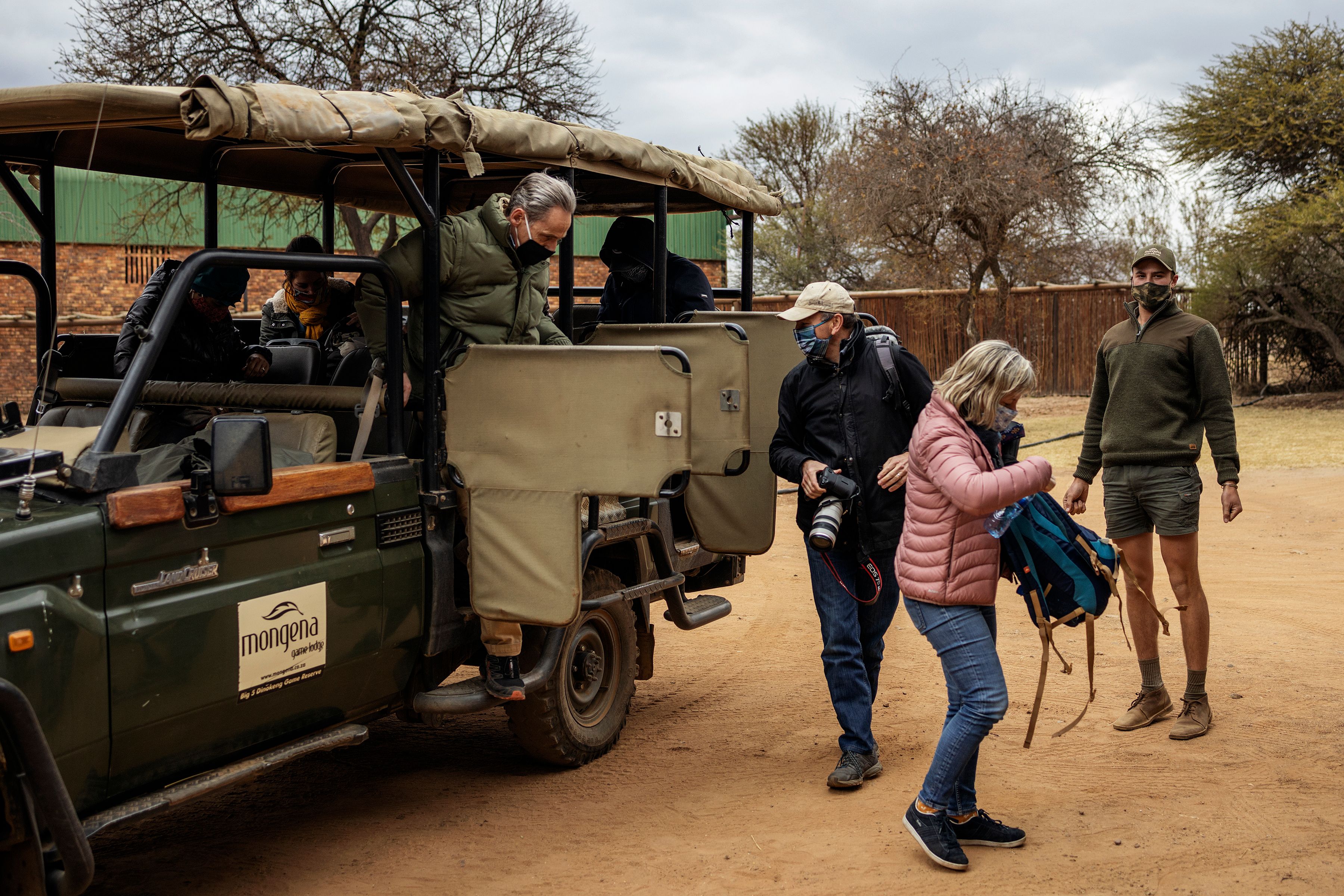 Turis mengenakan masker saat mengikuti safari di Pretoria, Afrika Selatan.