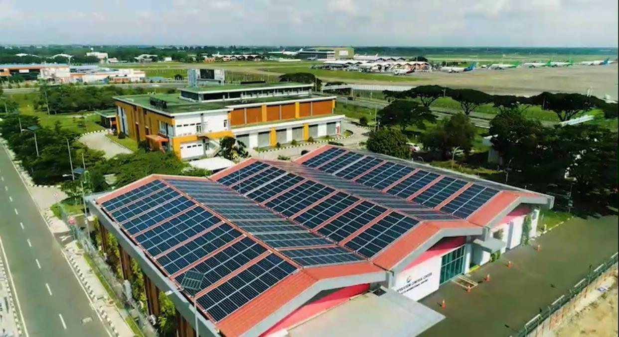 Panel surya yang dipasang di atap AOCC untuk memasok listrik di bangunan yang berada di Bandara Soekarno-Hatta itu.
