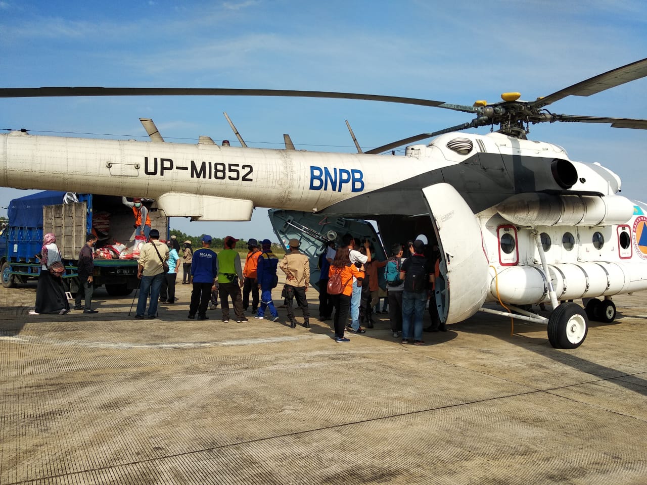 Helikopter biasa dipakai untuk memadamkan karhutla dipakai untuk mendistribusikan bantuan banjir di tiga kabuoaten Kalimantan Tengah.