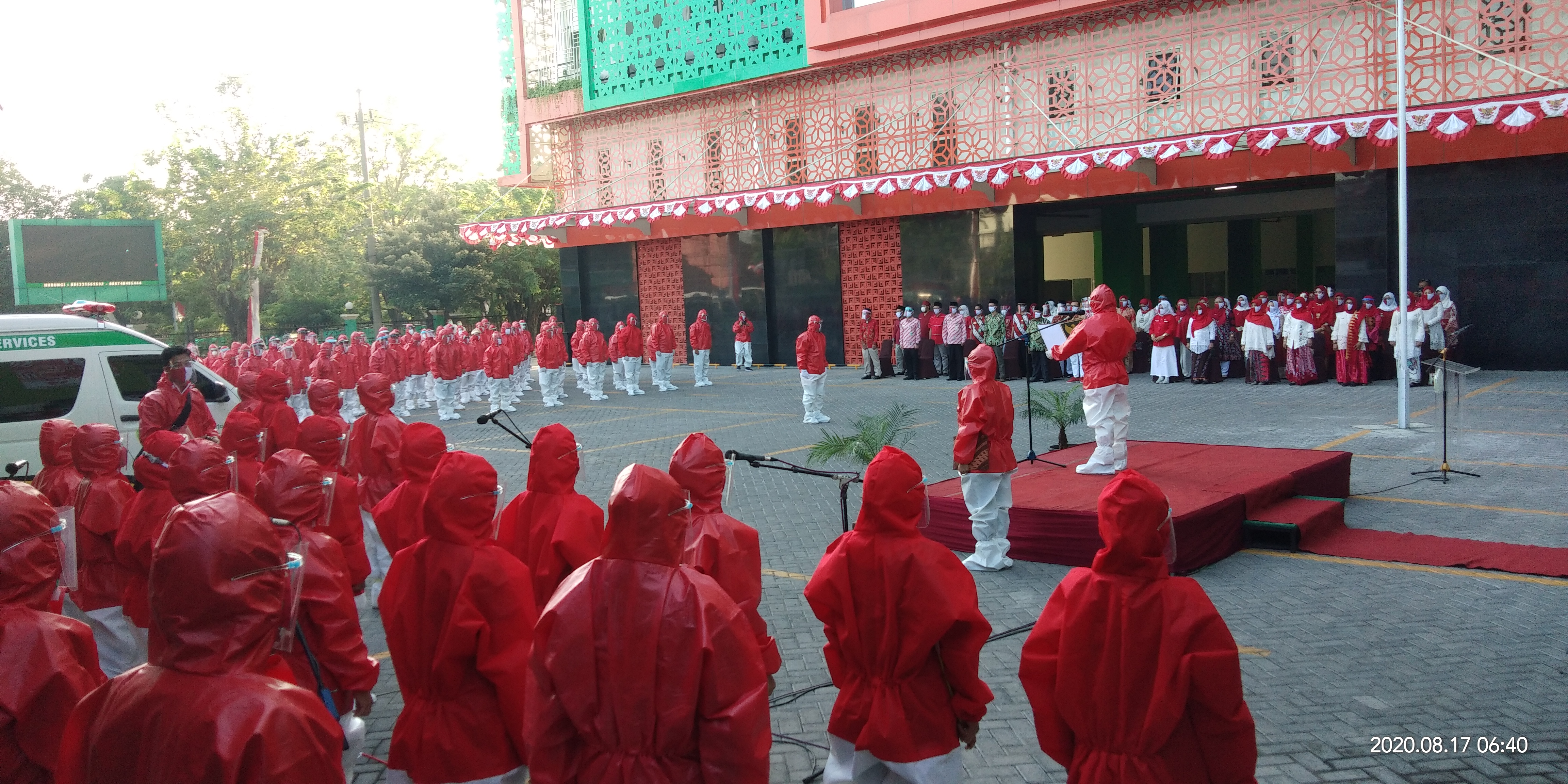 Nakes RSI Siti Hajar Upacara Bendera Berseragam Baju Hazmat