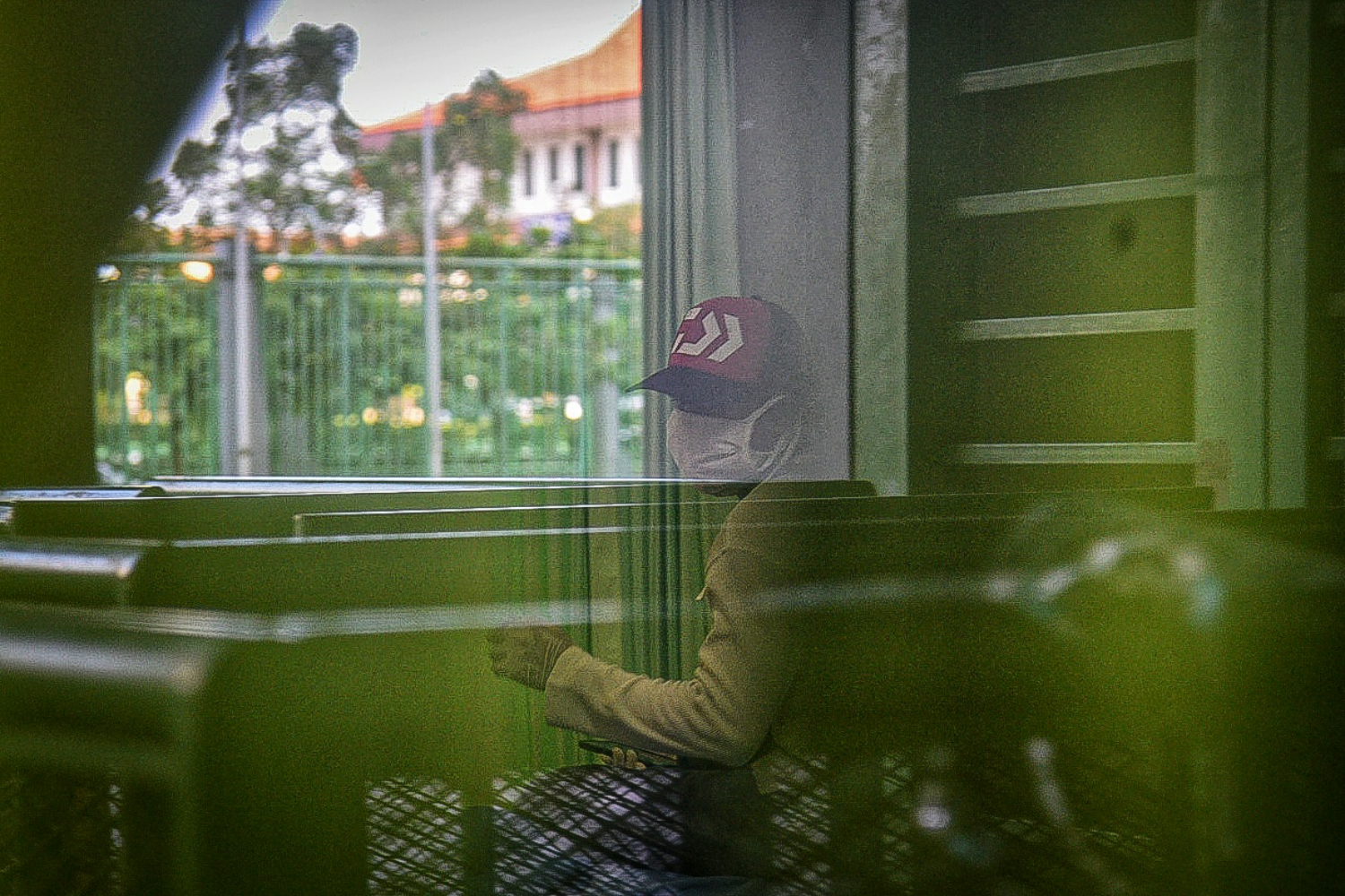 Pasien tanpa gejala (OTG) covid-19 berada diruang isolasi mandiri di Stadion Patriot Chandrabhaga, Bekasi