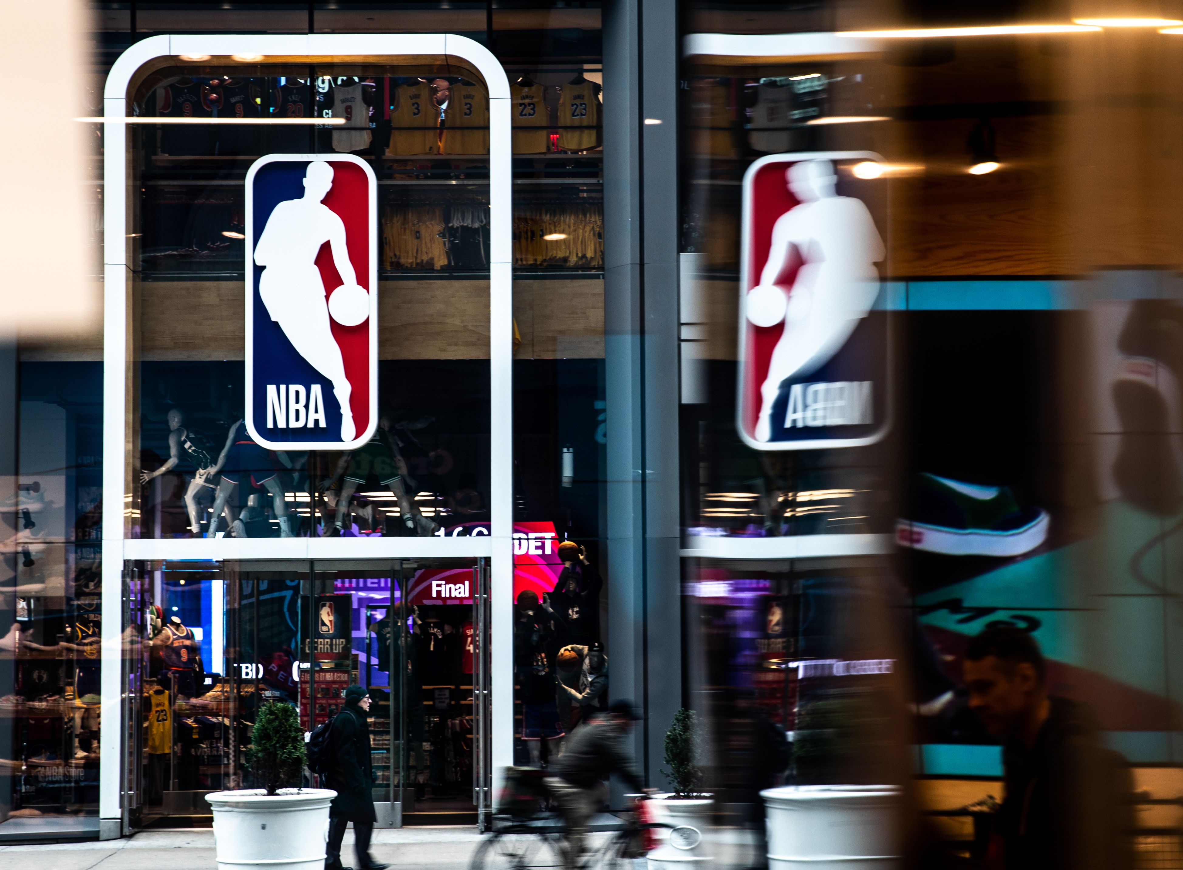 Logo NBA terlihat di toko resmi merchandise NBA di New York.