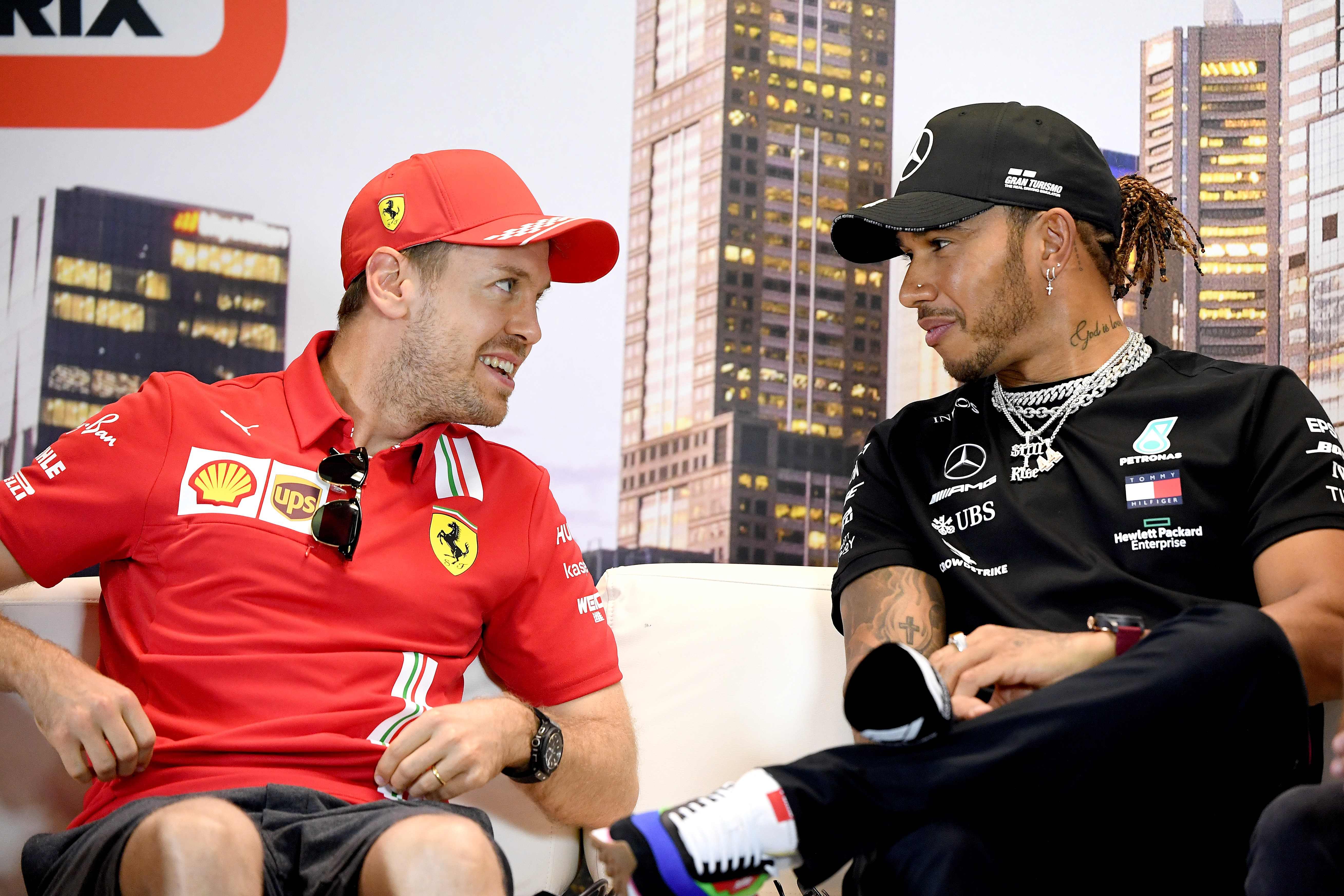 Pembalap Formula 1 Sebastian Vettel (kiri) dan Lewis Hamilton