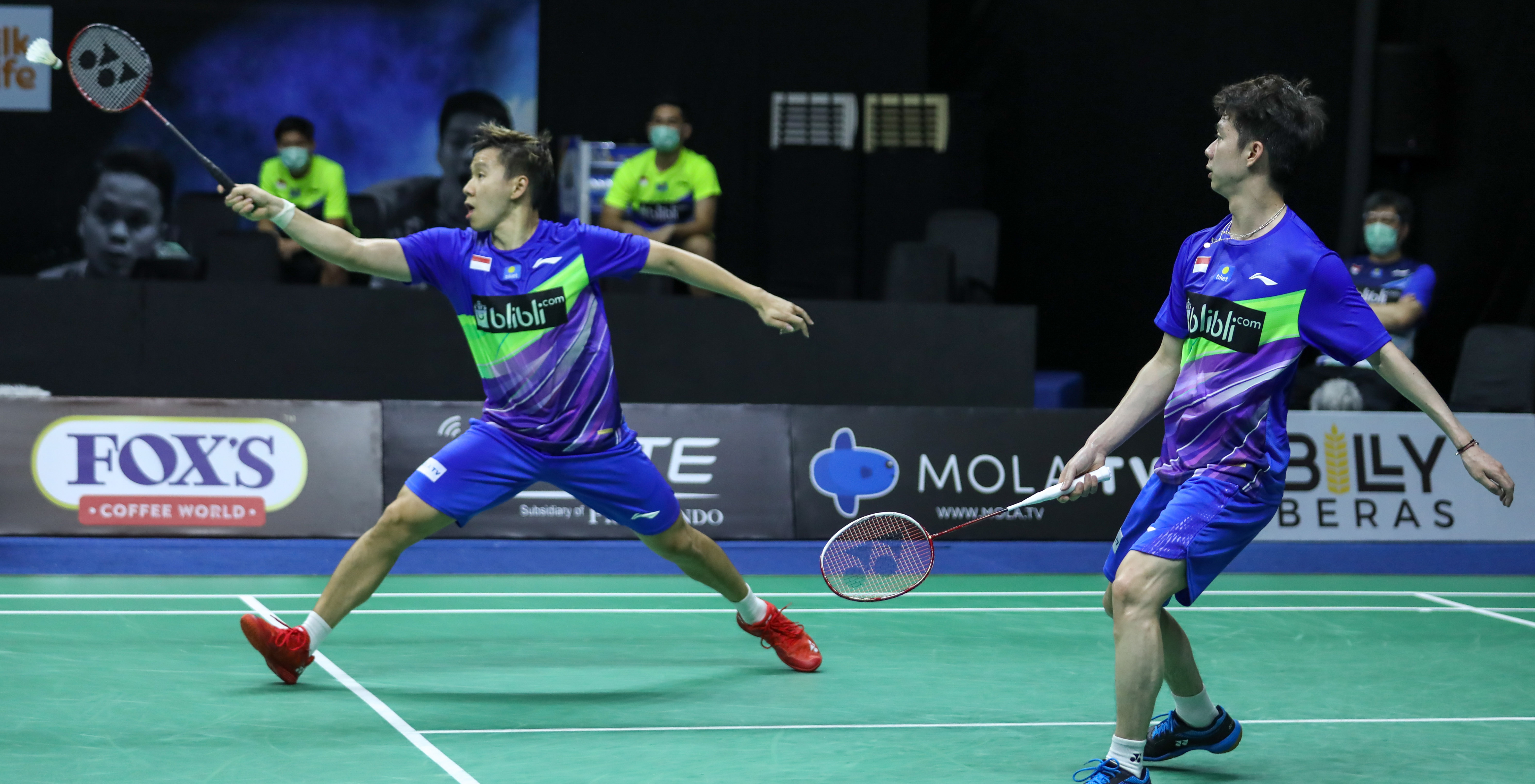 Marcus Fernaldi Gideon (kiri) tampil bersama Kevin Sanjaya Sukamuljo (kanan) dalam simulasi Piala Thomas dan Uber