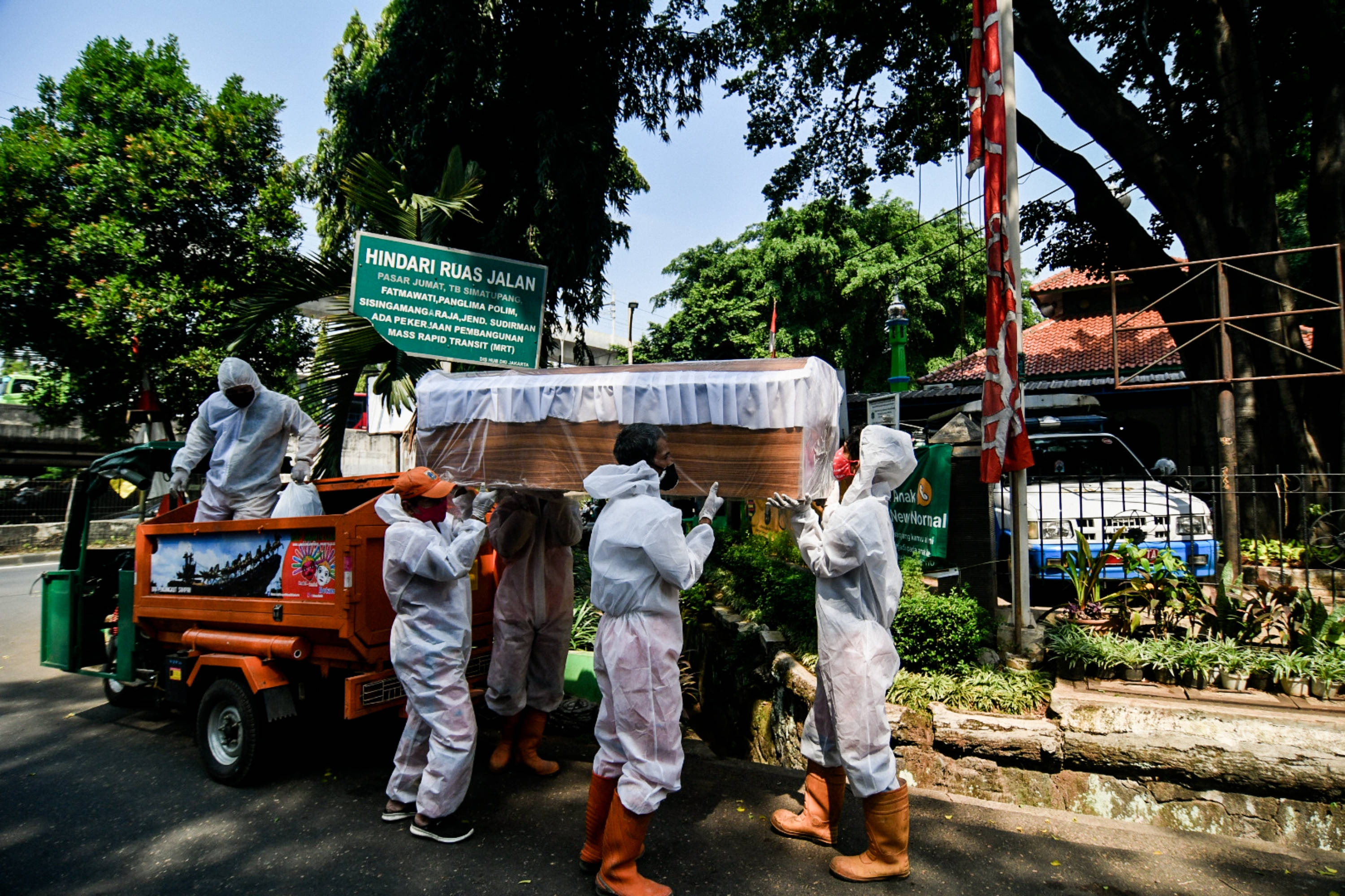 Petugas gabungan dari Kecamatan Cilandak dan Polsek Cilandak melakukan aksi sosialisasi bahaya covid-19 dengan mengarak instalasi peti mati.