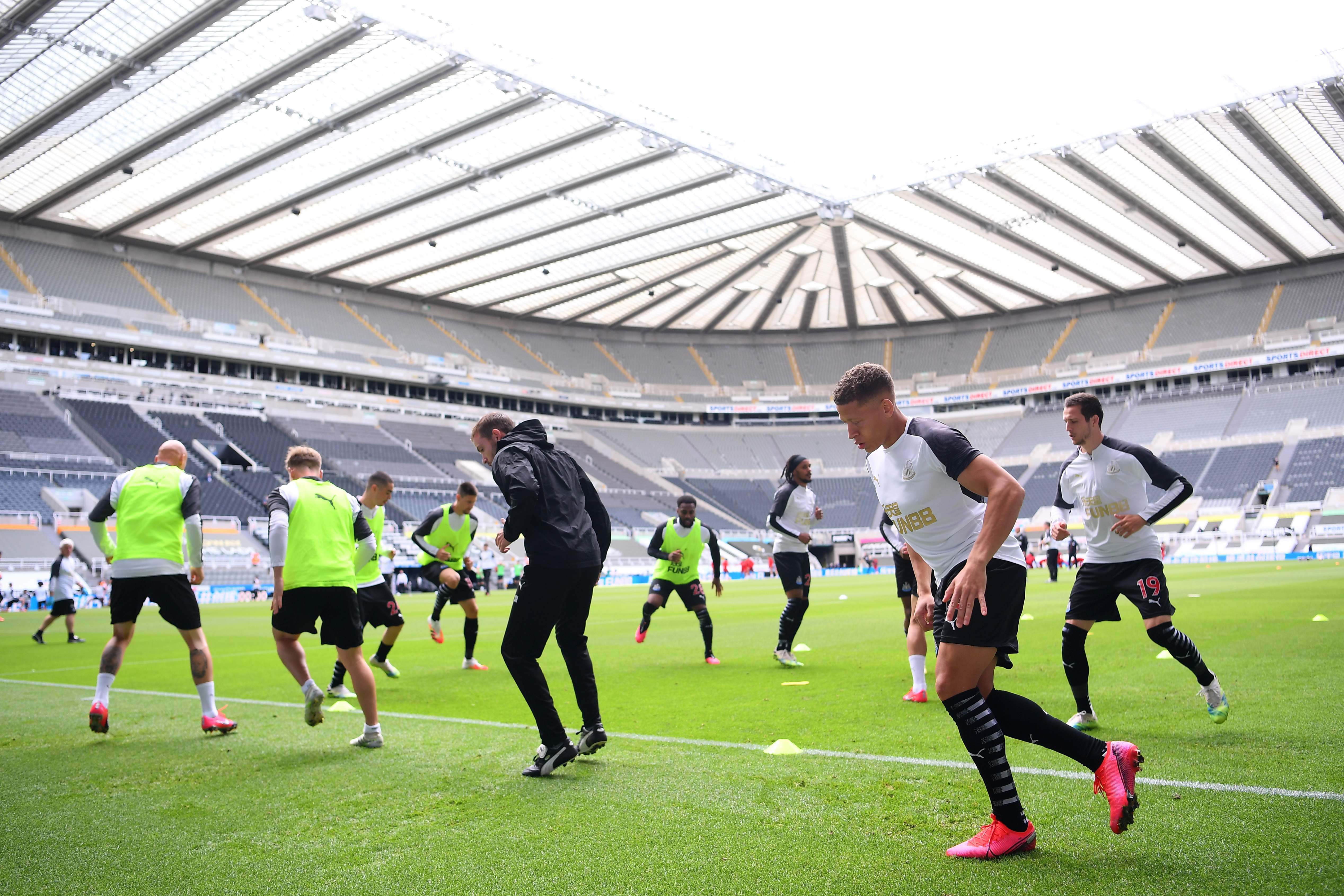 Pemain Newcastle United melakukan pemanasan menjelang laga Liga Primer Inggris.