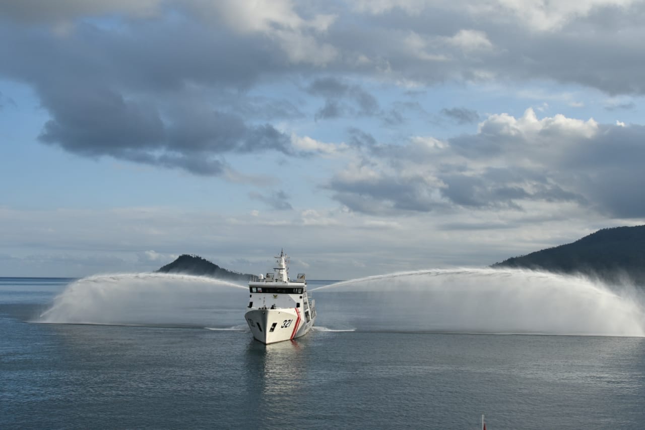 Kapal Patroli Badan Keamanan Laut (Bakamla) Republik Indonesia KN Pulau Nipah-321 berlayar menuju daerah operasi di Laut Natuna Utara