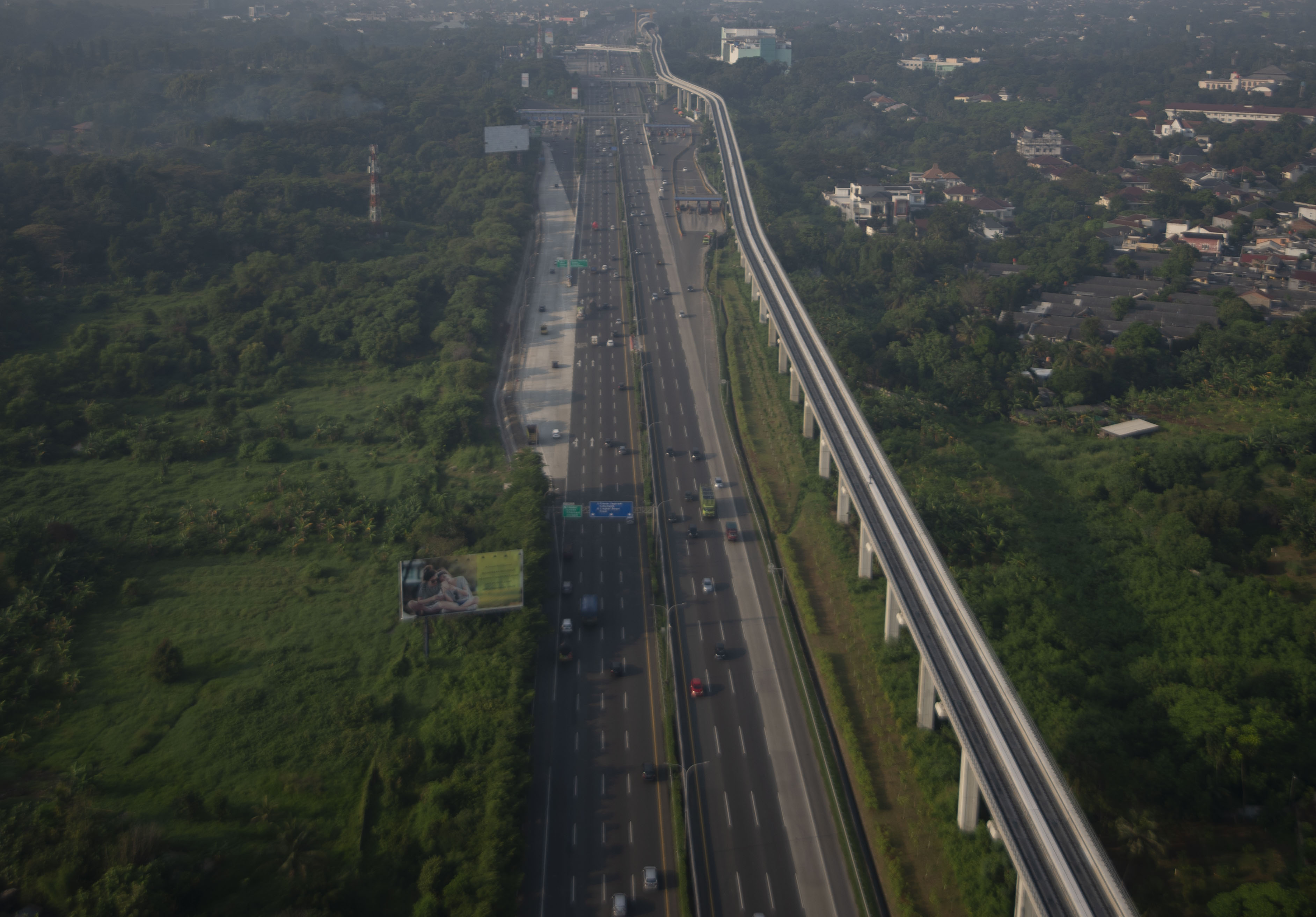 Proyek pembangunan jalur Light Rail Transit (LRT) Jabodebek ditargetkan rampung dan dapat mulai beroperasi pada pertengahan tahun 2022.